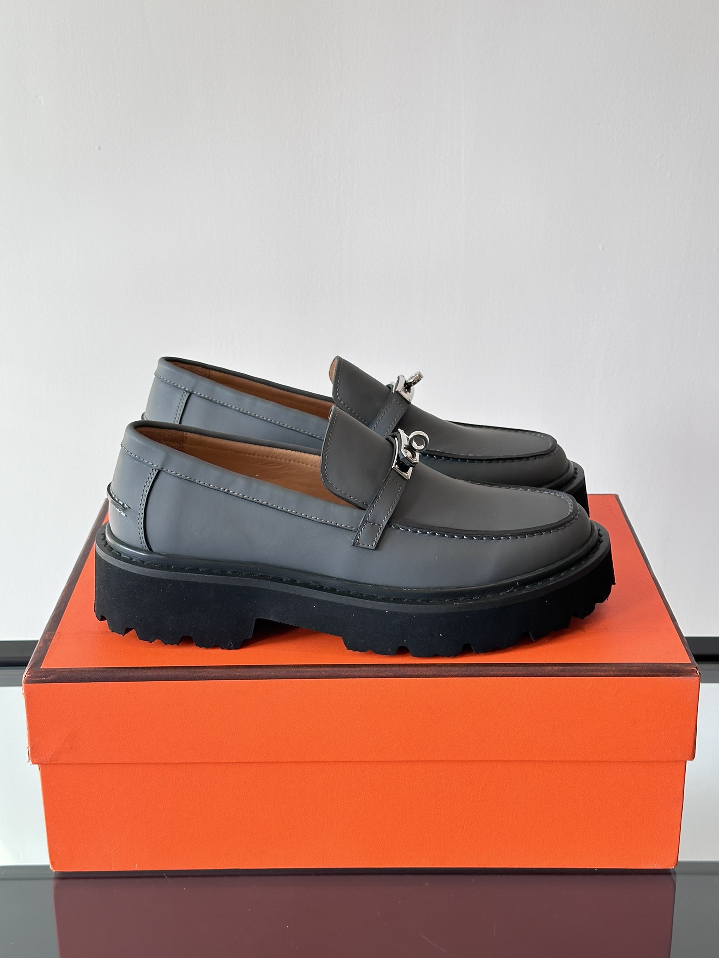 Hermes Classic Men's Stirrup ShoesThese shoes are crafted from first layer cowhide leather with brand logo details on the front sideSoft and comfortable with rubber soles for extra durabilityEasy to create a chic and casual lookCalfskin liningLeather footbedOn the footYangyi!