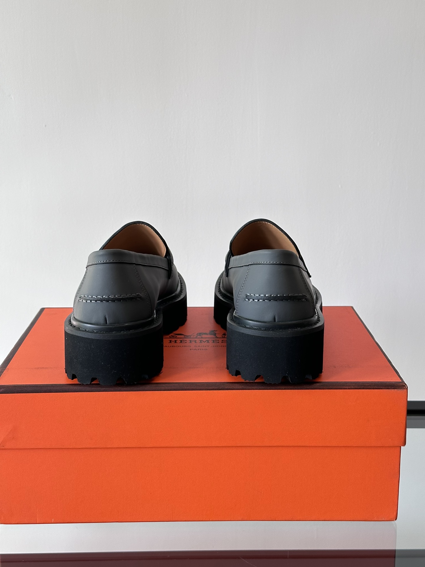 Hermes Classic Men's Stirrup ShoesThese shoes are crafted from first layer cowhide leather with brand logo details on the front sideSoft and comfortable with rubber soles for extra durabilityEasy to create a chic and casual lookCalfskin liningLeather footbedOn the footYangyi!