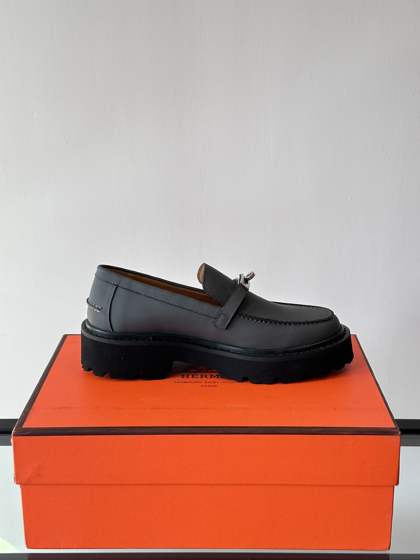 Hermes Classic Men's Stirrup ShoesThese shoes are crafted from first layer cowhide leather with brand logo details on the front sideSoft and comfortable with rubber soles for extra durabilityEasy to create a chic and casual lookCalfskin liningLeather footbedOn the footYangyi!