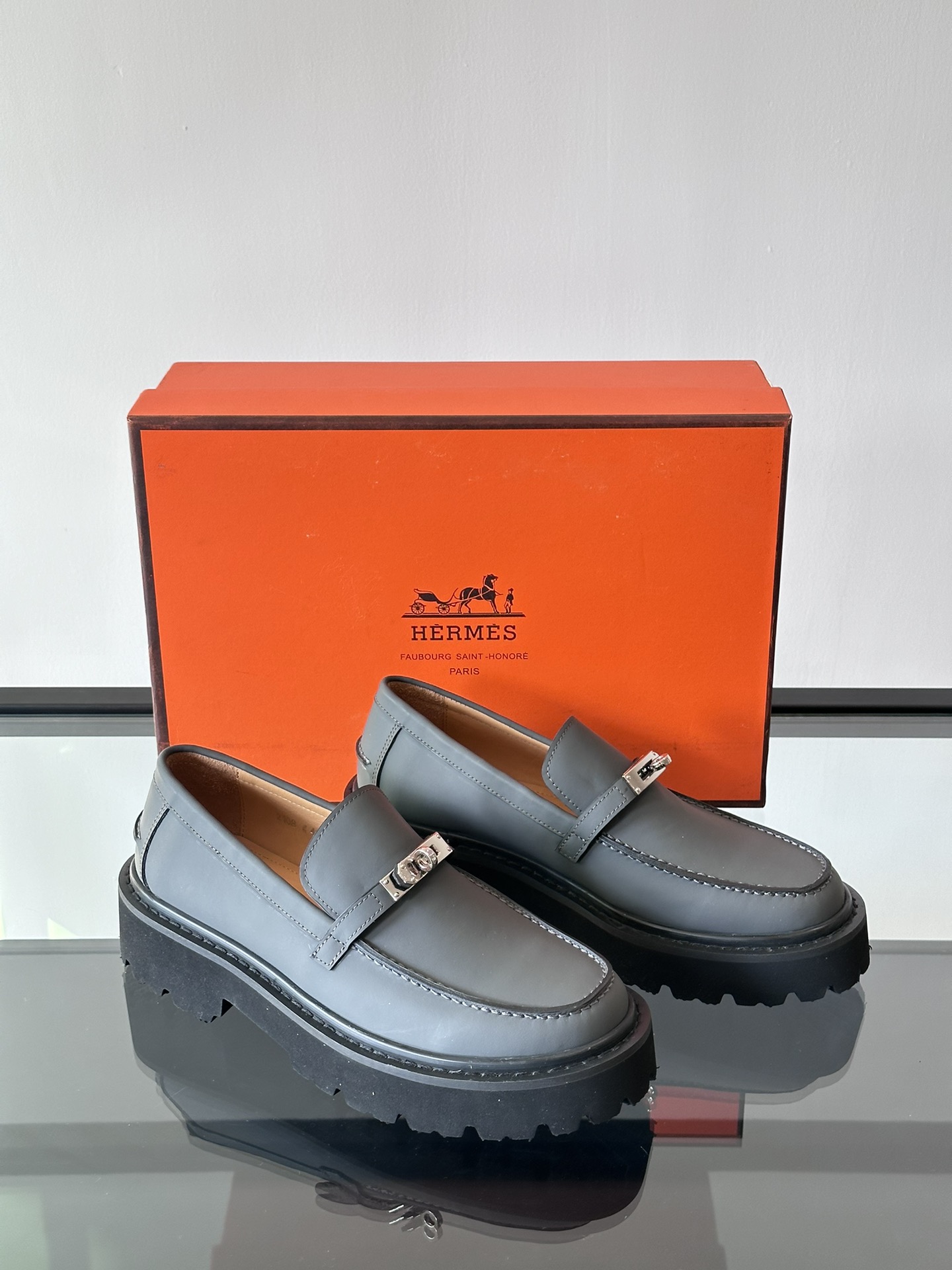 Hermes Classic Men's Stirrup ShoesThese shoes are crafted from first layer cowhide leather with brand logo details on the front sideSoft and comfortable with rubber soles for extra durabilityEasy to create a chic and casual lookCalfskin liningLeather footbedOn the footYangyi!