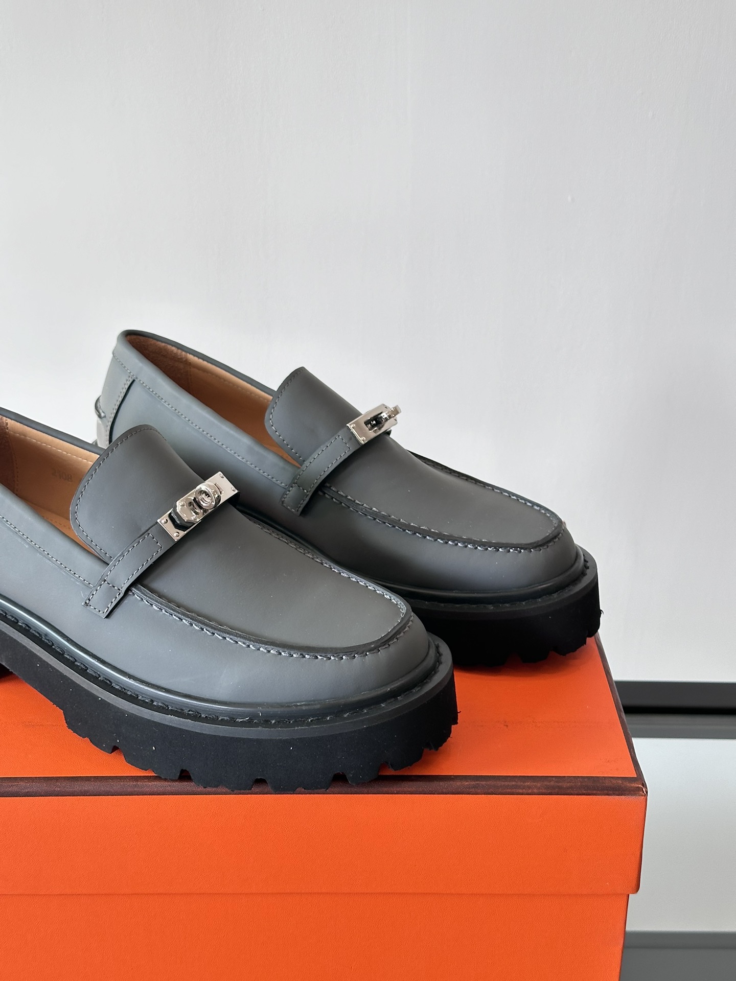 Hermes Classic Men's Stirrup ShoesThese shoes are crafted from first layer cowhide leather with brand logo details on the front sideSoft and comfortable with rubber soles for extra durabilityEasy to create a chic and casual lookCalfskin liningLeather footbedOn the footYangyi!