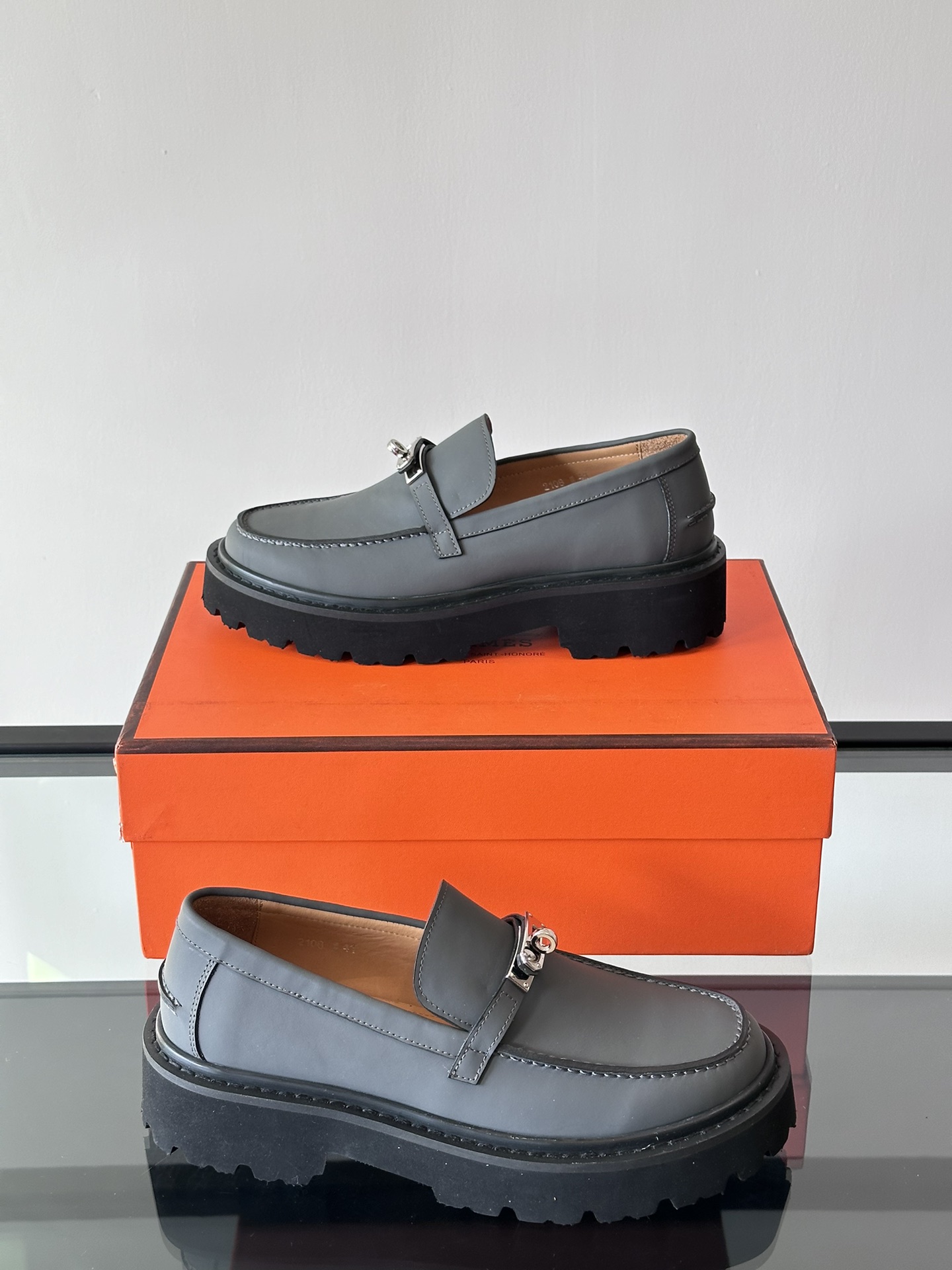 Hermes Classic Men's Stirrup ShoesThese shoes are crafted from first layer cowhide leather with brand logo details on the front sideSoft and comfortable with rubber soles for extra durabilityEasy to create a chic and casual lookCalfskin liningLeather footbedOn the footYangyi!