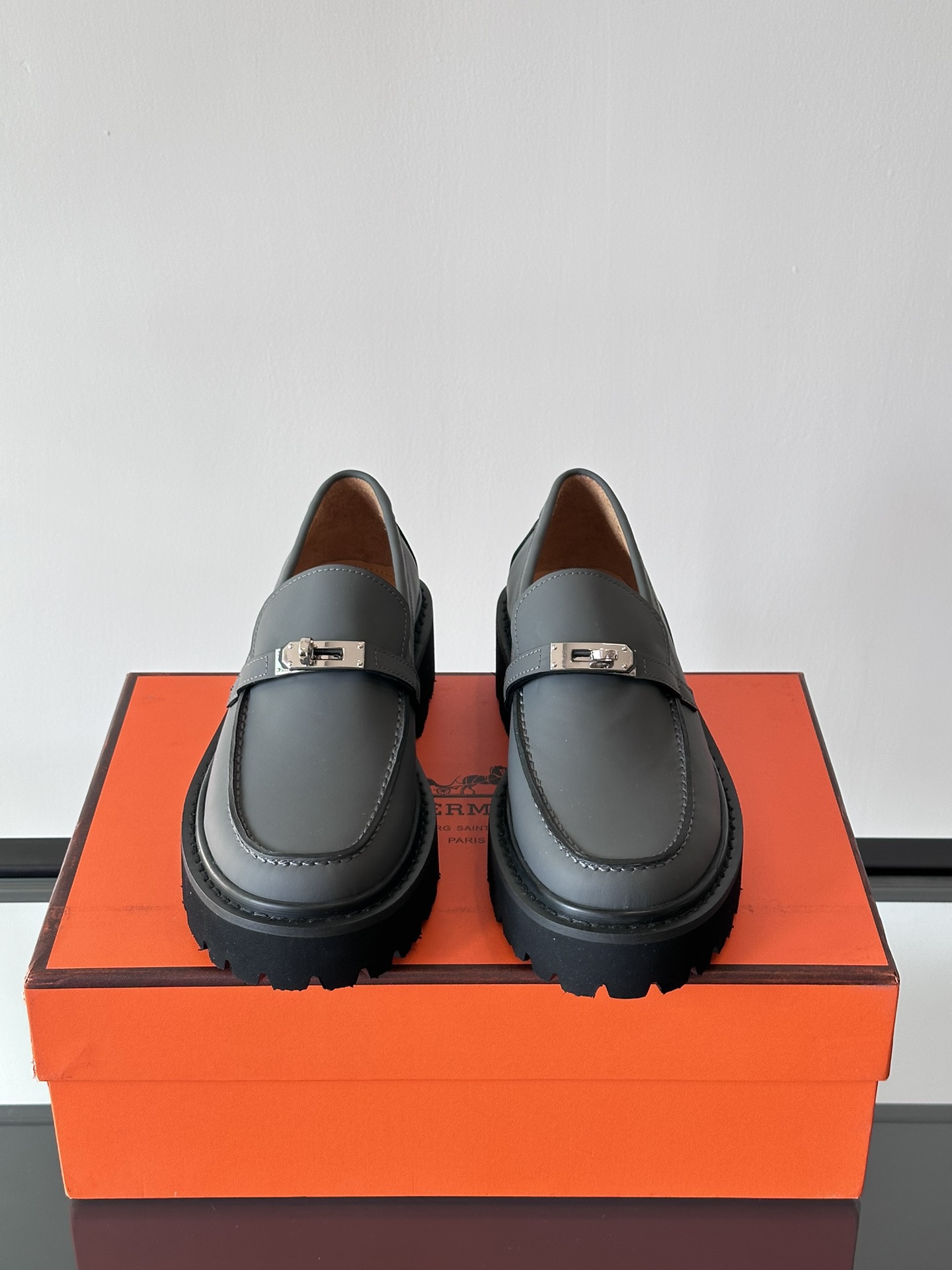 Hermes Classic Men's Stirrup ShoesThese shoes are crafted from first layer cowhide leather with brand logo details on the front sideSoft and comfortable with rubber soles for extra durabilityEasy to create a chic and casual lookCalfskin liningLeather footbedOn the footYangyi!