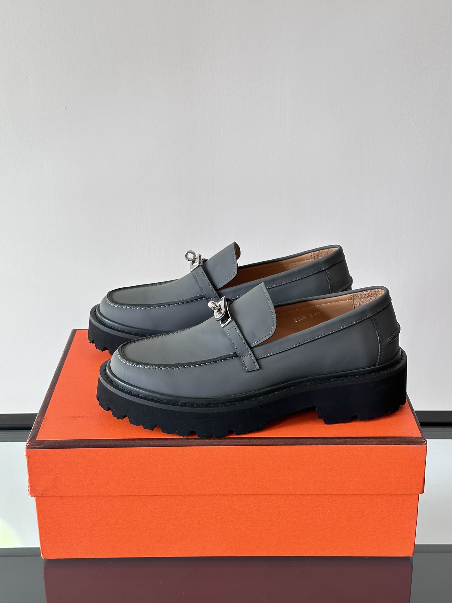 Hermes Classic Men's Stirrup ShoesThese shoes are crafted from first layer cowhide leather with brand logo details on the front sideSoft and comfortable with rubber soles for extra durabilityEasy to create a chic and casual lookCalfskin liningLeather footbedOn the footYangyi!