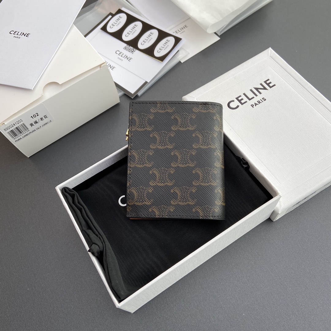 P600 محفظة قصيرة P600 TRIOMPHE TRIOMPHE Signature Short Wallet من جلد البقر مبطنة بجلد البقر بطانة من جلد البقر بطانة ذهبية اللون إغلاق بسحاب 1 قلادة وظيفية TRIOMPHE 1 جيب كبير للفواتير 4 فتحات للبطاقات الائتمانية 2 جيب مسطح 1 جيب بسحاب مع سوار زاوية رقم: 10 م 103 FVO.38NO 102102 أصفر بني/زهرة قديمة الحجم: العرض 9×الطول 10.5×العرض 2 سم- مصنع مزيف عالي