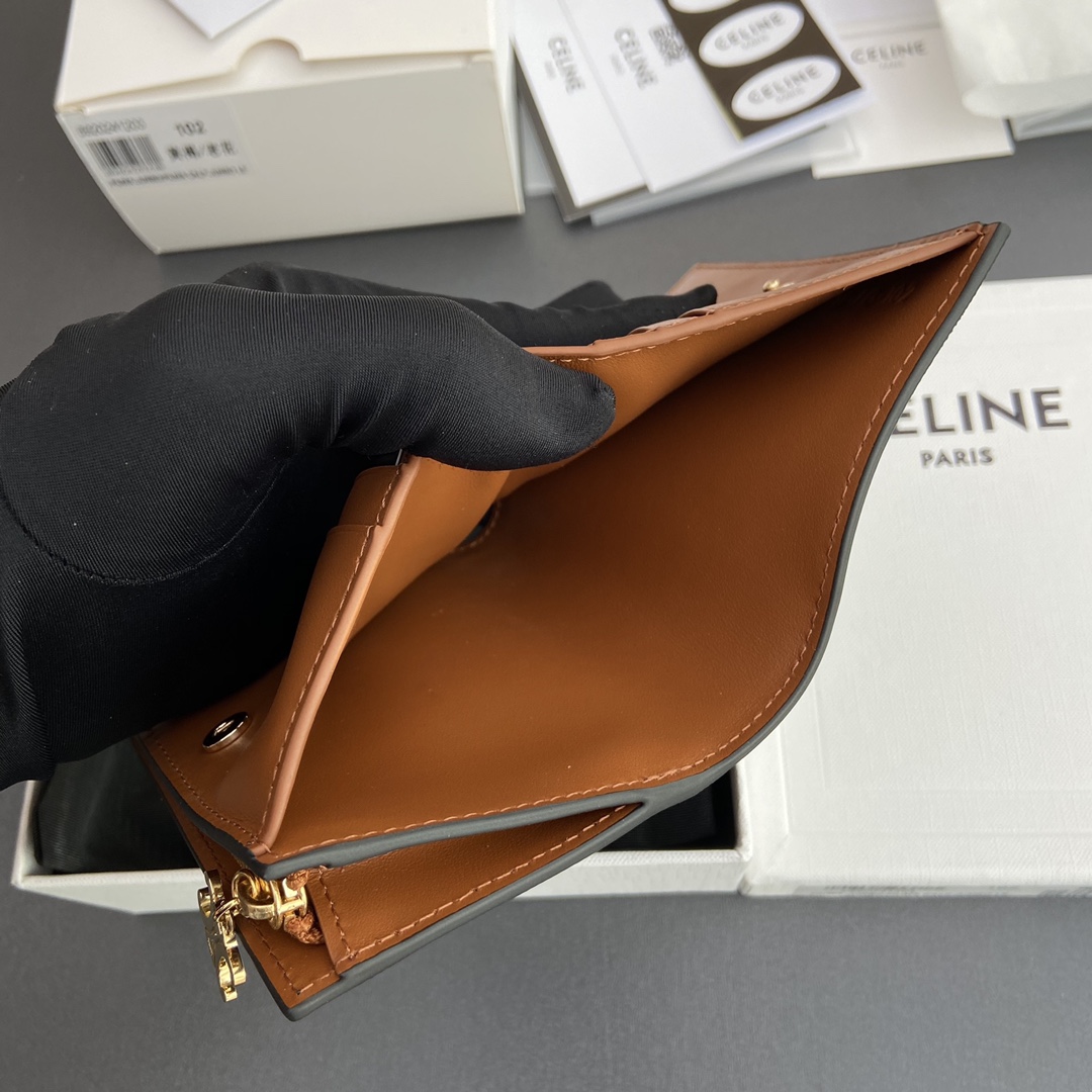 P600 محفظة قصيرة P600 TRIOMPHE TRIOMPHE Signature Short Wallet من جلد البقر مبطنة بجلد البقر بطانة من جلد البقر بطانة ذهبية اللون إغلاق بسحاب 1 قلادة وظيفية TRIOMPHE 1 جيب كبير للفواتير 4 فتحات للبطاقات الائتمانية 2 جيب مسطح 1 جيب بسحاب مع سوار زاوية رقم: 10 م 103 FVO.38NO 102102 أصفر بني/زهرة قديمة الحجم: العرض 9×الطول 10.5×العرض 2 سم- مصنع مزيف عالي