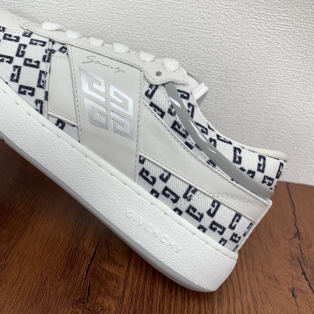 Givenchy/Givenchy ! série G Move ! 72 denim hommes baskets basses début ! Style runningNouvelles matières importées Double empiècement de cuir de vachette sur la tigeConfort textileCorps lisseSemelle extérieure ultra-durable avec ligne périmétriqueLangue et talon ornés d'un rembourrage 4GLocker pour plus de confortLangue ornée du logo GIVENCHY 4GEtiquette personnalisée exclusive avec embossage latéral du logo GIVENCHY et du LOGO 4GESS Côté de la semelle orné du LOGO GIVENCHY embossé sur le côté de la semelle, et talon orné du LOGO GIVENCHY. Logo GIVENCHY embossé sur le côté de la semelle, logo GIVENCHY sur le talon et logo GIVENCHY 4G sur la semelle intérieure en cuir ! -Un boardshort classique, parfait pour une utilisation quotidienne ou prolongée !  Disponible en plusieurs coloris dans son emballage d'origine ! Taille : 39-40-41-42-43-44 (38.45 non retournable) P760-Une usine haute couture !