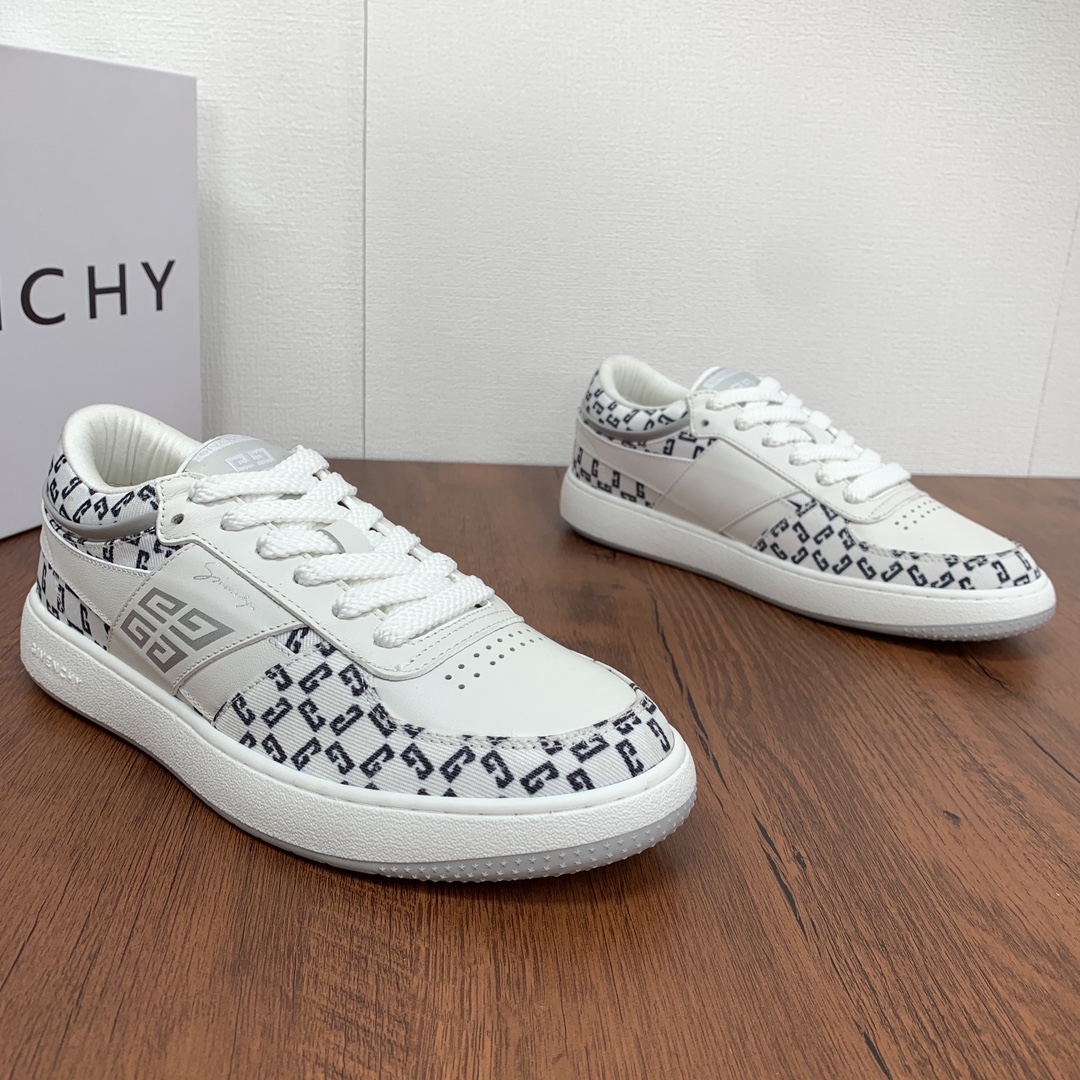 Givenchy/Givenchy ! série G Move ! 72 denim hommes baskets basses début ! Style runningNouvelles matières importées Double empiècement de cuir de vachette sur la tigeConfort textileCorps lisseSemelle extérieure ultra-durable avec ligne périmétriqueLangue et talon ornés d'un rembourrage 4GLocker pour plus de confortLangue ornée du logo GIVENCHY 4GEtiquette personnalisée exclusive avec embossage latéral du logo GIVENCHY et du LOGO 4GESS Côté de la semelle orné du LOGO GIVENCHY embossé sur le côté de la semelle, et talon orné du LOGO GIVENCHY. Logo GIVENCHY embossé sur le côté de la semelle, logo GIVENCHY sur le talon et logo GIVENCHY 4G sur la semelle intérieure en cuir ! -Un boardshort classique, parfait pour une utilisation quotidienne ou prolongée !  Disponible en plusieurs coloris dans son emballage d'origine ! Taille : 39-40-41-42-43-44 (38.45 non retournable) P760-Une usine haute couture !