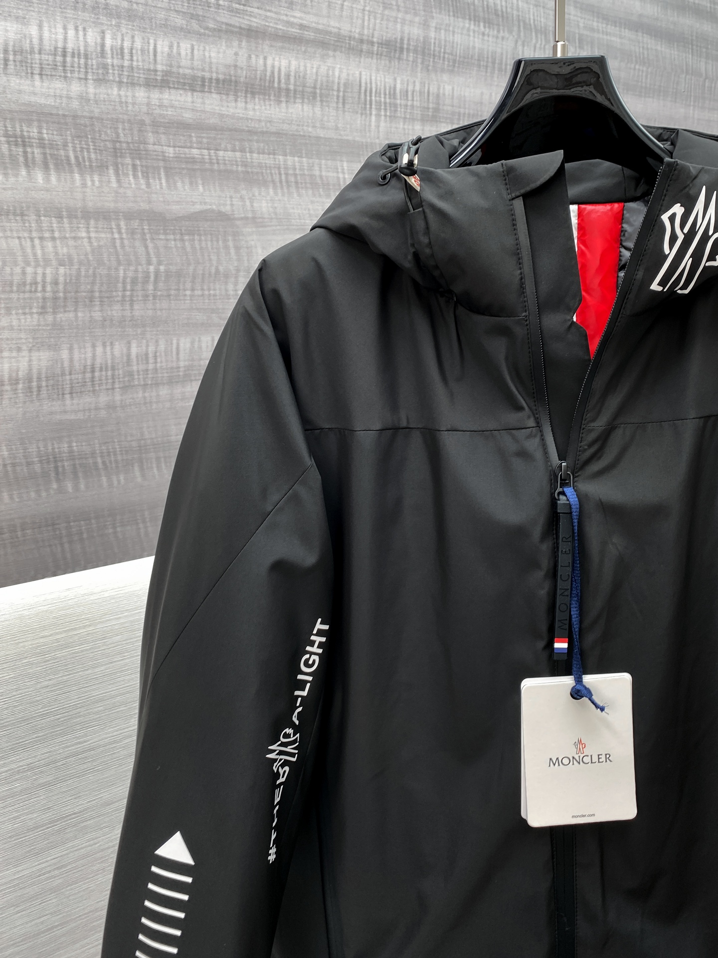 p1640 Premium Down ⬆️Moncler Grenoble Men's Glued Ski Jacket. Double press process, ➕Golden goose down filling. Front and back panels cut in one piece, second press-gluing. ⚠️Grenoble high-end functional down jacket with extra goose down filling ➕ top GORE-TEX fabric ➕ RECCO avalanche search and rescue system. Comes standard with a full Grenoble gift box. The complete package arrives at your home. The ski jacket is the men's version of Moncler's Grenoble collection, which combines breathability and other properties designed for alpine skiing. The ski jacket is made of functional GORE-TEX fabrics to help you conquer the slopes. PrimaLoft insulation and heat-sealed seams provide warmth in bad weather, making it ideal for on-snow activities. jacket is built to withstand alpine conditions with functional zippers and flat knit wrist gaitersIn case of an avalanche or if you get lost in the outdoors, the built-in RECCO® reflectors help rescue teams in their searchDetails - Designed for alpine skiing, freeriding and mountaineering - Made of double-layer, flat-knit GORE-TEX fabric Tear-resistant fabric lining - PrimaLoft® Gold Insulation Active insulation - Heat-sealed seams - Adjustable hood with tongue - YKK AquaGuard® functional zipper, Velcro and snap closure-YKK AquaGuard® functional zipper pocket-Interior electronics pocket-Interior mesh pocket with lens cleaning cloth-Ski pass pocket -Windproof and snowproof lining -Plain knit wrist gaiters -Adjustable cuffs -RECCO® reflectors -Logo details -Embossed detailsSize : 1-5 Black Ether Blue D9995056850-High-fashion factory