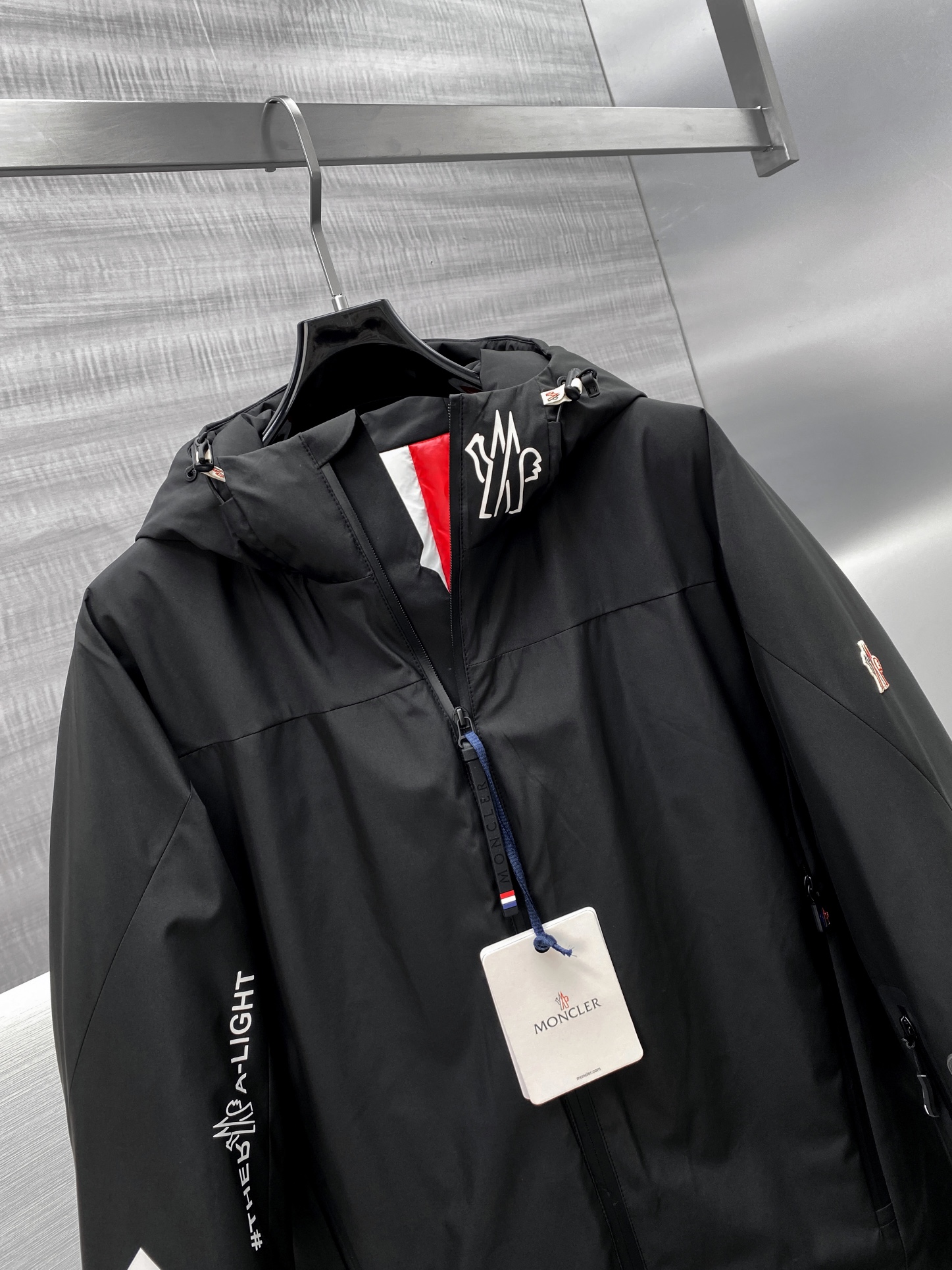 p1640 Premium Down ⬆️Moncler Grenoble Men's Glued Ski Jacket. Double press process, ➕Golden goose down filling. Front and back panels cut in one piece, second press-gluing. ⚠️Grenoble high-end functional down jacket with extra goose down filling ➕ top GORE-TEX fabric ➕ RECCO avalanche search and rescue system. Comes standard with a full Grenoble gift box. The complete package arrives at your home. The ski jacket is the men's version of Moncler's Grenoble collection, which combines breathability and other properties designed for alpine skiing. The ski jacket is made of functional GORE-TEX fabrics to help you conquer the slopes. PrimaLoft insulation and heat-sealed seams provide warmth in bad weather, making it ideal for on-snow activities. jacket is built to withstand alpine conditions with functional zippers and flat knit wrist gaitersIn case of an avalanche or if you get lost in the outdoors, the built-in RECCO® reflectors help rescue teams in their searchDetails - Designed for alpine skiing, freeriding and mountaineering - Made of double-layer, flat-knit GORE-TEX fabric Tear-resistant fabric lining - PrimaLoft® Gold Insulation Active insulation - Heat-sealed seams - Adjustable hood with tongue - YKK AquaGuard® functional zipper, Velcro and snap closure-YKK AquaGuard® functional zipper pocket-Interior electronics pocket-Interior mesh pocket with lens cleaning cloth-Ski pass pocket -Windproof and snowproof lining -Plain knit wrist gaiters -Adjustable cuffs -RECCO® reflectors -Logo details -Embossed detailsSize : 1-5 Black Ether Blue D9995056850-High-fashion factory