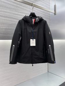 p1640 프리미엄 다운 ⬆️Moncler 그르노블 남성용 글루드 스키 재킷. 이중 프레스 접착 공정 ➕ 추가 구스 다운 패딩. 앞면과 뒷면 패널을 일체형으로 재단한 후 프레스 접착 방식으로 제작했습니다. ⚠️Grenoble 여분의 구스 다운 충전재 ➕ 최고급 GORE-TEX 원단 ➕ RECCO 눈사태 수색 및 구조 시스템을 갖춘 고급 기능성 다운 재킷. 그르노블 선물 상자가 기본으로 제공됩니다. 전체 패키지가 집으로 배송됩니다. 스키 재킷은 통기성 및 기타 특성을 갖춘 알파인 스키를 위해 설계된 Moncler Grenoble 컬렉션의 남성용 버전입니다. 스키 재킷은 슬로프를 정복 할 수 있도록 기능성 GORE TEX 원단으로 제작되었습니다. PrimaLoft 단열재와 열 밀봉 솔기가 악천후에서도 따뜻함을 제공하여 눈 위에서 활동하기에 이상적입니다. Moncler Grenoble 재킷은 고산 조건을 견딜 수 있도록 설계되었습니다. 기능성 지퍼와 일반 니트 손목 각반으로 고산 환경을 견딜 수 있도록 제작된 재킷 눈사태가 발생하거나 야외에서 길을 잃었을 경우, 내장된 RECCO® 반사판이 구조대의 수색을 도와줍니다 세부 정보 - 알파인 스키, 프리라이드 스키 및 등산용으로 디자인 - 이중 레이어, 일반 니트 GORE-TEX 원단으로 제작되었습니다. 찢어짐 방지 원단 안감 - PrimaLoft® 골드 단열재 - 액티브 단열 - 열접착 솔기 - 텅이 달린 조절 가능한 후드 - YKK 기능성 지퍼, 벨크로 및 스냅 여밈 -YKK 아쿠아가드® 기능성 지퍼 포켓 -내부 전자기기 포켓 -렌즈 클리닝 천이 달린 내부 메시 포켓 -스키 패스 포켓 -방풍 및 방설 안감 -일반 니트 손목 각반 -조절 가능한 커프스 -RECCO® 반사판 -로고 디테일 -엠보싱 디테일사이즈: 1-5 블랙 에테르 블루 D9995056850-High-fashion factory