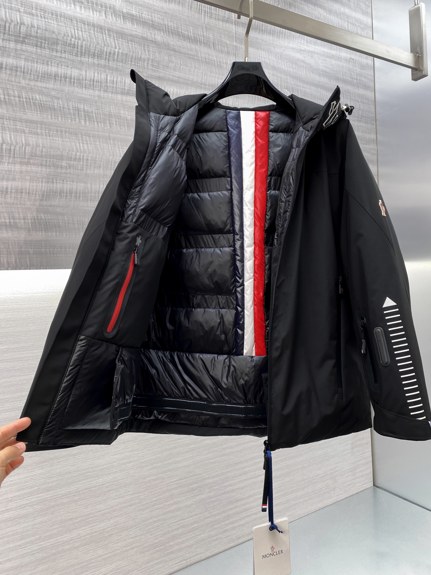 p1640 Premium Down ⬆️Moncler Grenoble Men's Glued Ski Jacket. Double press process, ➕Golden goose down filling. Front and back panels cut in one piece, second press-gluing. ⚠️Grenoble high-end functional down jacket with extra goose down filling ➕ top GORE-TEX fabric ➕ RECCO avalanche search and rescue system. Comes standard with a full Grenoble gift box. The complete package arrives at your home. The ski jacket is the men's version of Moncler's Grenoble collection, which combines breathability and other properties designed for alpine skiing. The ski jacket is made of functional GORE-TEX fabrics to help you conquer the slopes. PrimaLoft insulation and heat-sealed seams provide warmth in bad weather, making it ideal for on-snow activities. jacket is built to withstand alpine conditions with functional zippers and flat knit wrist gaitersIn case of an avalanche or if you get lost in the outdoors, the built-in RECCO® reflectors help rescue teams in their searchDetails - Designed for alpine skiing, freeriding and mountaineering - Made of double-layer, flat-knit GORE-TEX fabric Tear-resistant fabric lining - PrimaLoft® Gold Insulation Active insulation - Heat-sealed seams - Adjustable hood with tongue - YKK AquaGuard® functional zipper, Velcro and snap closure-YKK AquaGuard® functional zipper pocket-Interior electronics pocket-Interior mesh pocket with lens cleaning cloth-Ski pass pocket -Windproof and snowproof lining -Plain knit wrist gaiters -Adjustable cuffs -RECCO® reflectors -Logo details -Embossed detailsSize : 1-5 Black Ether Blue D9995056850-High-fashion factory