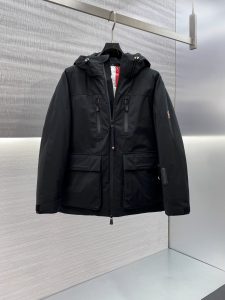 p1640 Produits d'exportation de la fonderie. En parfait état.Automne/Hiver 2024 Moncler Grenble ski down jacket Une légende du style. L'ultime doudoune décontractée pour l'extérieur, qui vous gardera au chaud et dont vous prendrez soin au cours des hivers les plus froids. Fonctionnalité et chaleur sont les critères de base de chaque Grenble. Les plumes du duvet d'oie DIST90% 10% ont été traitées avec la technologie européenne de remplissage direct. Extrêmement chaud, léger, respirant et inodore ! Le dernier tissu en fibre de nylon Gore-tex, le type de caoutchouc sous pression des produits avancés imperméables, coupe-vent et respirants ont un effet plus important. Différent des tissus enduits de PU sur le marché. À l'intérieur du tissu en nylon polyester brillant Toray, la texture et le toucher sont sans aucun doute supérieurs. L'effet coupe-vent, froid et chaud est excellent, la conception de la fermeture n'est pas ordinaire ! Col à capuche, inamovible. La chaleur est perceptible au premier coup d'œil et les mesures efficaces de maintien de la chaleur permettent de conserver la chaleur en quelques minutes. La doublure intérieure est équipée d'une jupe élastique contre le vent et la neige pour un meilleur enveloppement et une protection plus efficace contre le vent et le froid. La fermeture éclair imperméable est une caractéristique incontournable des vestes de ski Grenble. Taille : 1 2 3 4 5- high quality replica handbags