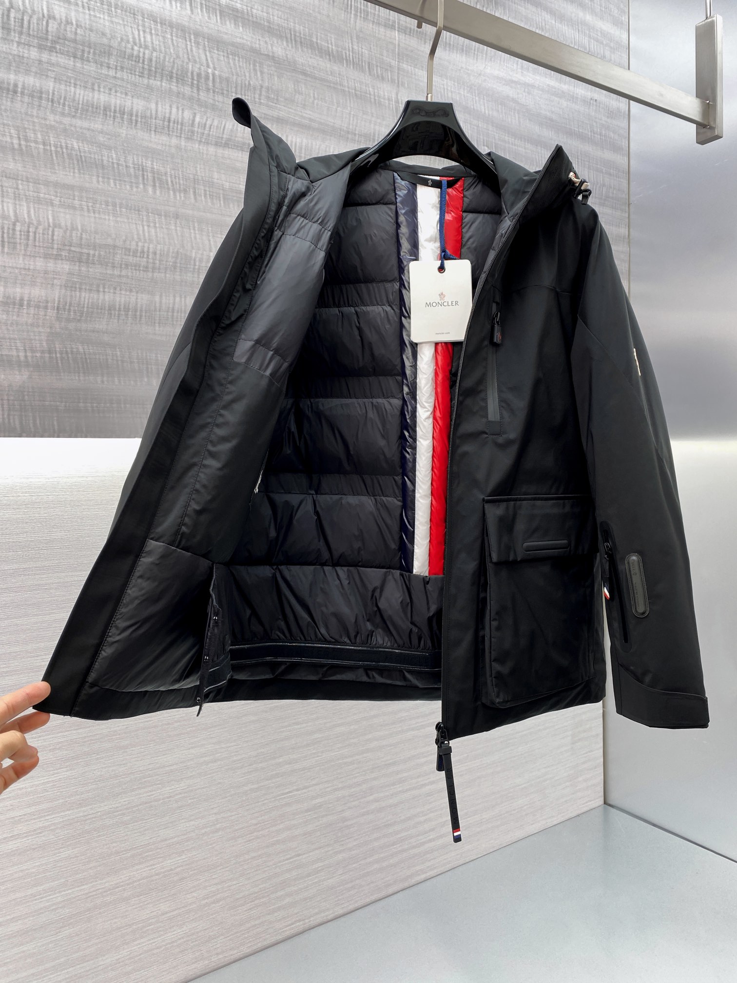 图片[11]-p1640 代工厂出口级别订单货品.品相完美.2024秋冬Moncler Grenble压胶滑雪羽绒服 彰显造型气质的不朽传奇.极致款的休闲户外型羽绒服,寒风凛冽的冬季让您拥有关怀备至的温暖.

卓越的功能性与保暖防护是每一件Grenble所必备的基本准则.优异的欧标DIST90%鹅绒10%羽毛进行直充绒技术处理.保暖性极强,轻便透气,无异味!

最新型的Gore-tex尼龙纤维面料,压胶型的高级产品防水防风透气效果更显著.区别于市面的PU涂层的面料.

内里东丽高光聚脂尼龙面料,质感及手感毋庸置疑的优越.防风抗寒保暖效果极佳,锁绒设计绝非一般!

兜帽型大围领设计,不可拆卸.一眼就能感觉出暖和的存在,高效的保暖措施让温暖分分钟锁住.

内里配备弹性风雪裙设计包裹性更好,防风抗寒效果更为显著.压胶防水型拉链设计这也是Grenble系滑雪服的必备技能.
尺码:1 2 3 4 5-高仿包包