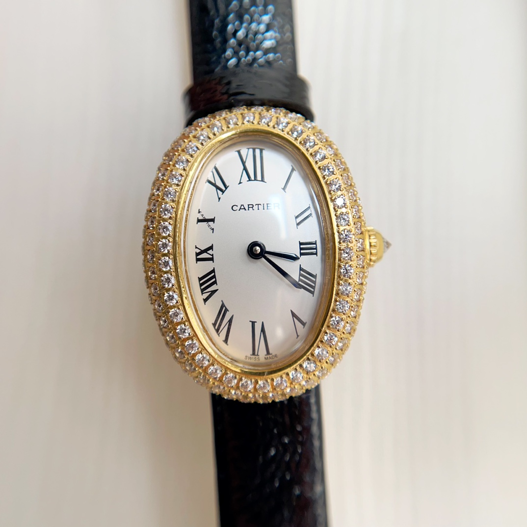 Baignoire De Cartier
Width 23mm length 31mm

卡地亚浴缸Baignoire1920系列进口瑞士石英机芯316L精钢表壳表扣淬火钢蓝指针拱形水晶镜面漆面钻石纹 意大利小牛皮表带表壳尺寸：
宽度23mm 长度31mm-高仿包包