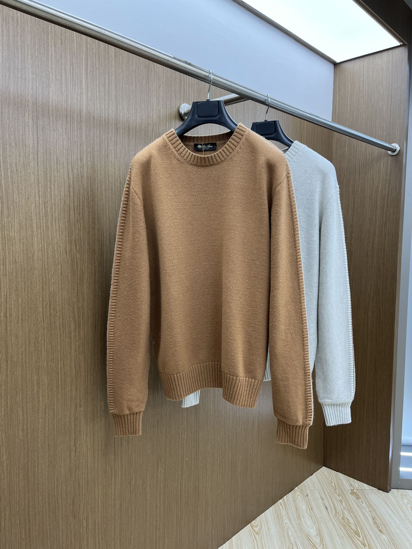 P660 LP 48 outono e inverno Loro pi*na mistura de lã high-end elite homens minimalista urbano jumper de lã Itália com o canal ordem rara nível de elite homens must-have top marca de luxo LP's malha de lã jumper minimalista forma do corpo top lã algodão mistura perfeita para uso interno com artefatos de gola alta! Apresentando o paradigma do temperamento de luxo da marca, os homens urbanos devem ter! Da marca italiana de luxo LP, há muito estabelecida, nos últimos 100 anos, a Loro P tem sido a busca da excelência em qualidade e artesanato As coisas LP são a melhor escolha em qualquer direção para ter estilo para ter estilo para ter efeito para ter efeito para ter efeito para ter efeito para ter alfaiataria para ter alfaiataria para ter design para ter design para ter design e durável no corpo da aura aristocrática não pode ser substituída e é muito elegante!A textura de lã de topo, em versão líquida do corpo, sem modificação da sensação geral, é extremamente confortável e o efeito de pele é de alto nível. Este produto único está destinado a nascer para ser usado perfeitamente de acordo com uma variedade de desgaste, as necessidades do grau extremamente extraordinário e o charme é extremamente notável, o processo apelativo pode ser uma combinação sofisticada do seu e do material bjj mais capaz de realçar os graus da marca e o temperamento da moda! Tamanho: 48-54