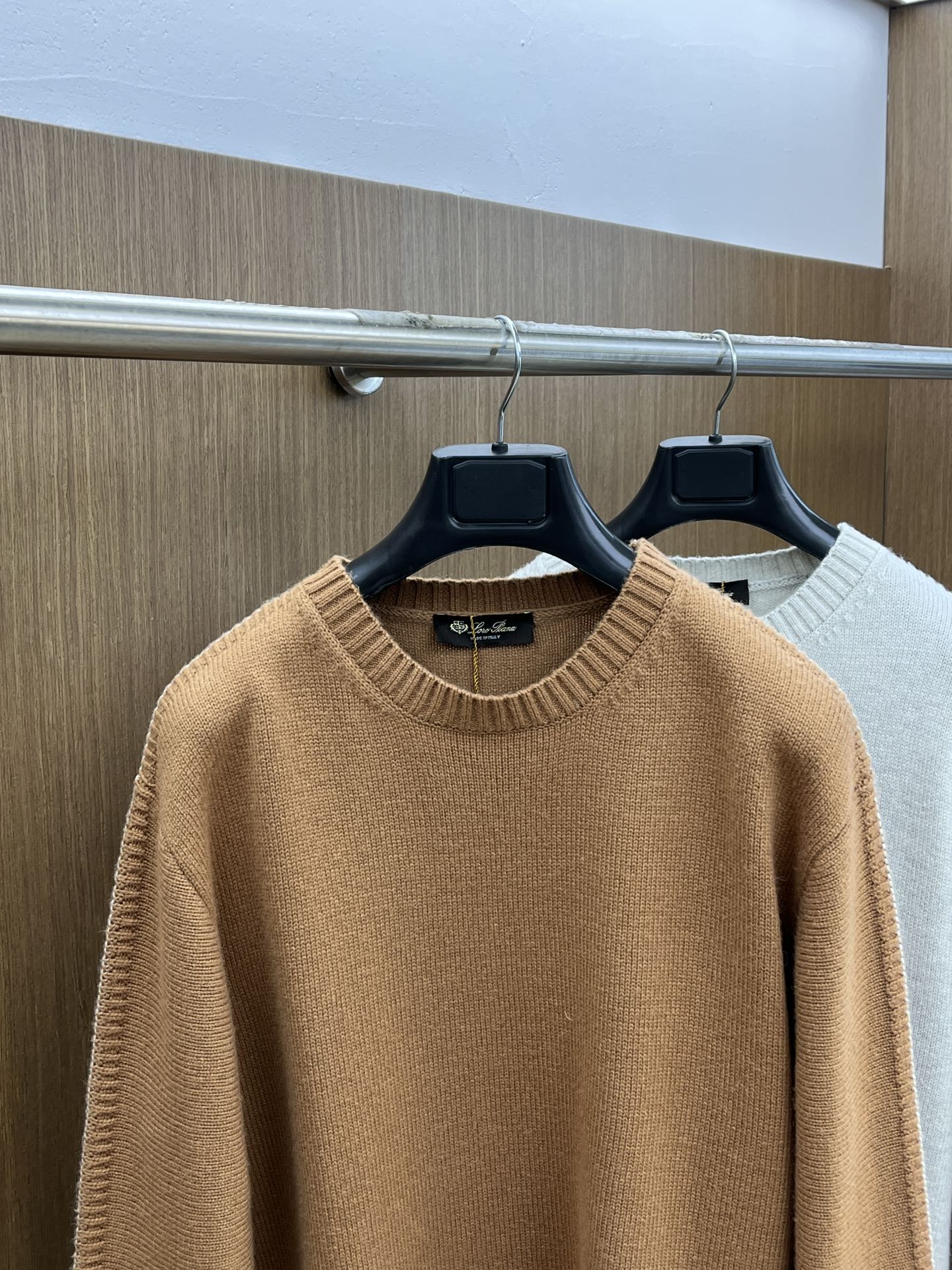 P660 LP 48 outono e inverno Loro pi*na mistura de lã high-end elite homens minimalista urbano jumper de lã Itália com o canal ordem rara nível de elite homens must-have top marca de luxo LP's malha de lã jumper minimalista forma do corpo top lã algodão mistura perfeita para uso interno com artefatos de gola alta! Apresentando o paradigma do temperamento de luxo da marca, os homens urbanos devem ter! Da marca italiana de luxo LP, há muito estabelecida, nos últimos 100 anos, a Loro P tem sido a busca da excelência em qualidade e artesanato As coisas LP são a melhor escolha em qualquer direção para ter estilo para ter estilo para ter efeito para ter efeito para ter efeito para ter efeito para ter alfaiataria para ter alfaiataria para ter design para ter design para ter design e durável no corpo da aura aristocrática não pode ser substituída e é muito elegante!A textura de lã de topo, em versão líquida do corpo, sem modificação da sensação geral, é extremamente confortável e o efeito de pele é de alto nível. Este produto único está destinado a nascer para ser usado perfeitamente de acordo com uma variedade de desgaste, as necessidades do grau extremamente extraordinário e o charme é extremamente notável, o processo apelativo pode ser uma combinação sofisticada do seu e do material bjj mais capaz de realçar os graus da marca e o temperamento da moda! Tamanho: 48-54