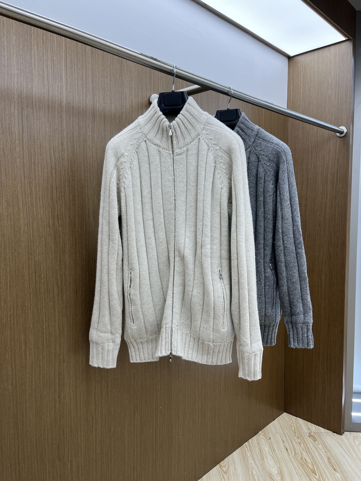 P660 LP 48 outono e inverno Loro pi*na mistura de lã high-end elite homens minimalista urbano jumper de lã Itália com o canal ordem rara nível de elite homens must-have top marca de luxo LP's malha de lã jumper minimalista forma do corpo top lã algodão mistura perfeita para uso interno com artefatos de gola alta! Apresentando o paradigma do temperamento de luxo da marca, os homens urbanos devem ter! Da marca italiana de luxo LP, há muito estabelecida, nos últimos 100 anos, a Loro P tem sido a busca da excelência em qualidade e artesanato As coisas LP são a melhor escolha em qualquer direção para ter estilo para ter estilo para ter efeito para ter efeito para ter efeito para ter efeito para ter alfaiataria para ter alfaiataria para ter design para ter design para ter design e durável no corpo da aura aristocrática não pode ser substituída e é muito elegante!A textura de lã de topo, em versão líquida do corpo, sem modificação da sensação geral, é extremamente confortável e o efeito de pele é de alto nível. Este produto único está destinado a nascer para ser usado perfeitamente de acordo com uma variedade de desgaste, as necessidades do grau extremamente extraordinário e o charme é extremamente notável, o processo apelativo pode ser uma combinação sofisticada do seu e do material bjj mais capaz de realçar os graus da marca e o temperamento da moda! Tamanho: 48-54