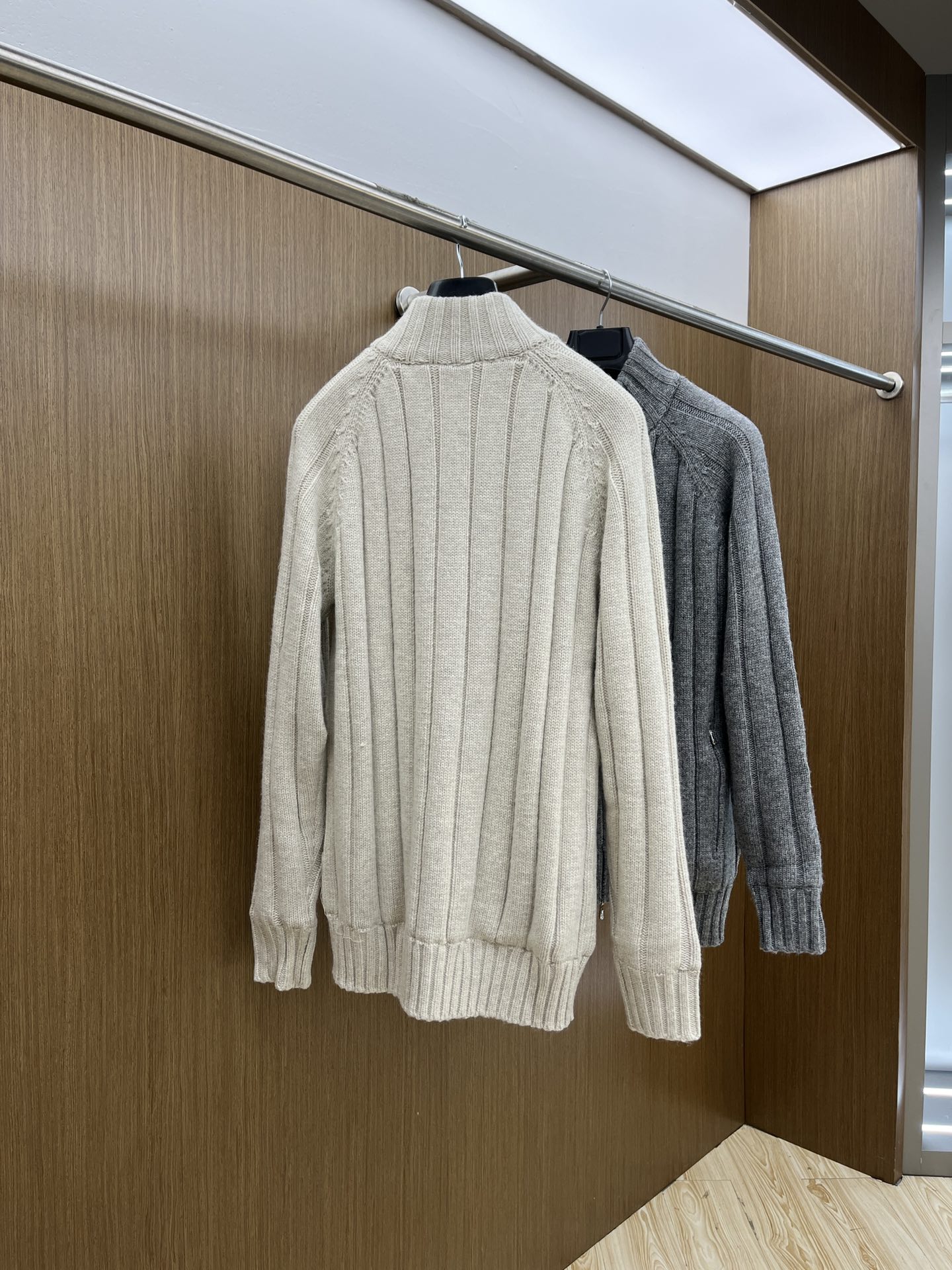 P660 LP 48 outono e inverno Loro pi*na mistura de lã high-end elite homens minimalista urbano jumper de lã Itália com o canal ordem rara nível de elite homens must-have top marca de luxo LP's malha de lã jumper minimalista forma do corpo top lã algodão mistura perfeita para uso interno com artefatos de gola alta! Apresentando o paradigma do temperamento de luxo da marca, os homens urbanos devem ter! Da marca italiana de luxo LP, há muito estabelecida, nos últimos 100 anos, a Loro P tem sido a busca da excelência em qualidade e artesanato As coisas LP são a melhor escolha em qualquer direção para ter estilo para ter estilo para ter efeito para ter efeito para ter efeito para ter efeito para ter alfaiataria para ter alfaiataria para ter design para ter design para ter design e durável no corpo da aura aristocrática não pode ser substituída e é muito elegante!A textura de lã de topo, em versão líquida do corpo, sem modificação da sensação geral, é extremamente confortável e o efeito de pele é de alto nível. Este produto único está destinado a nascer para ser usado perfeitamente de acordo com uma variedade de desgaste, as necessidades do grau extremamente extraordinário e o charme é extremamente notável, o processo apelativo pode ser uma combinação sofisticada do seu e do material bjj mais capaz de realçar os graus da marca e o temperamento da moda! Tamanho: 48-54