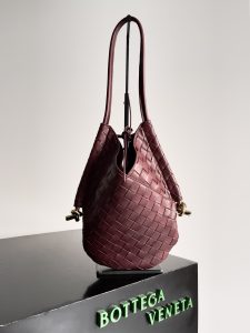 #BottegaVeneta Baodiejia Yang Mi même modèle Solstice Shoulder Ba le dernier type de sac à l'intérieur aussi avec un petit sacModélisation d'un style très décontractéLe sac "Solstice" du défilé BV donne une impression de grande classe tout en restant simple et discret.Vert foncé, noir, crème glacée, différentes couleurs pour différentes esthétiques.Les nœuds de qualité joaillière sur le cuir souple et le métal lui confèrent un aspect unique et sophistiqué.Élégant, décontracté et distinctifNuméro d'article : 740898Taille : 26*3*30cm