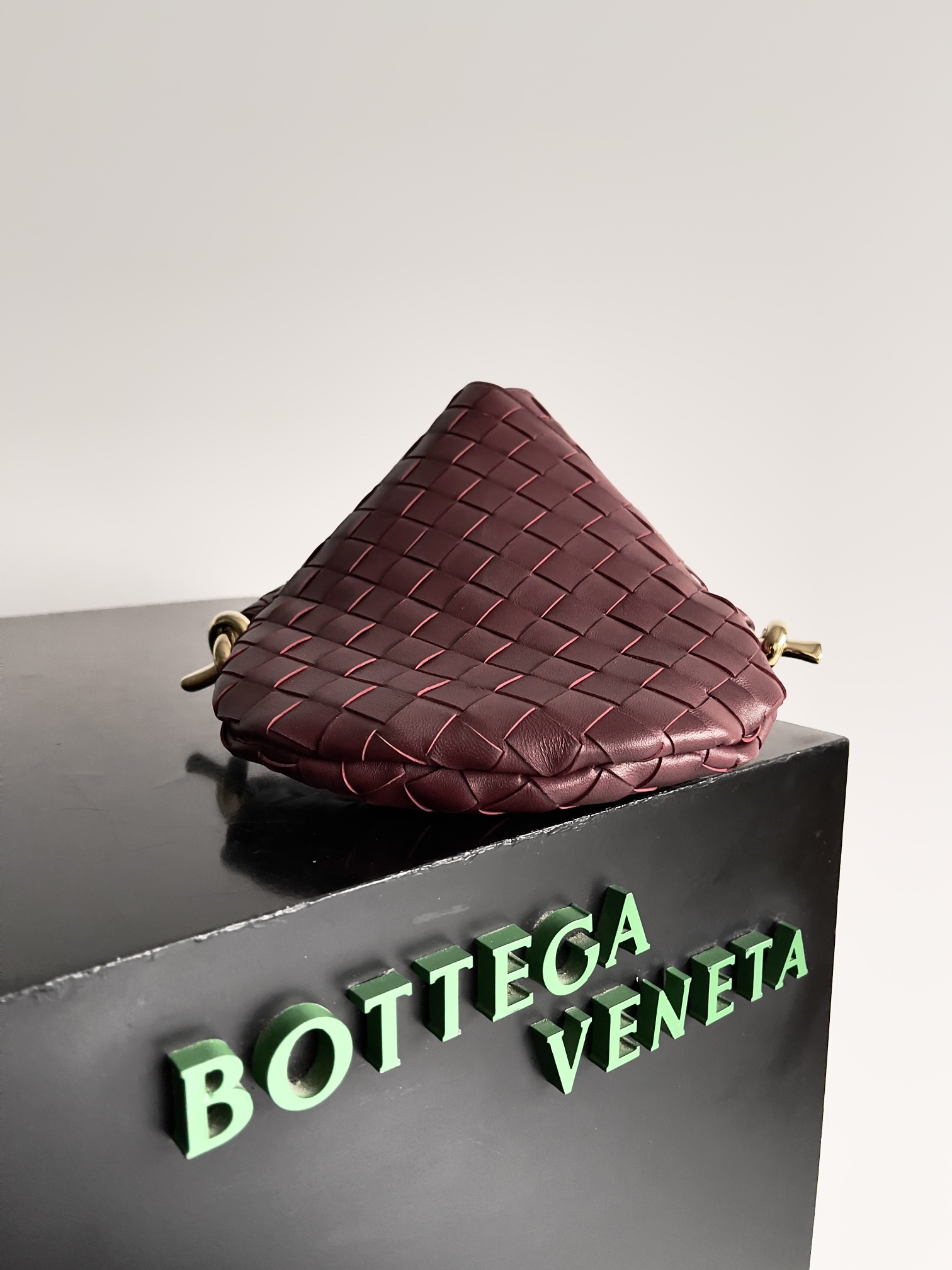 #BottegaVeneta Baodiejia Yang Mi o mesmo modelo Solstice Shoulder Ba o mais recente modelo de um saco no interior também com um pequeno saco estilo muito casual modelagem sénior sentido de calma e simples a partir dos modelos BV show do saco "Solstice" verde escuro preto cor de gelado Várias cores apresentam diferentes estéticas com artesanato de joalharia para criar um nó no couro macio e a colisão de metal apresenta um sentido único de elegância de alta classe e distinto casual Modelo No.: 740898 Tamanho: 26 * 3 * 30cm-Sacos Falsos Altos