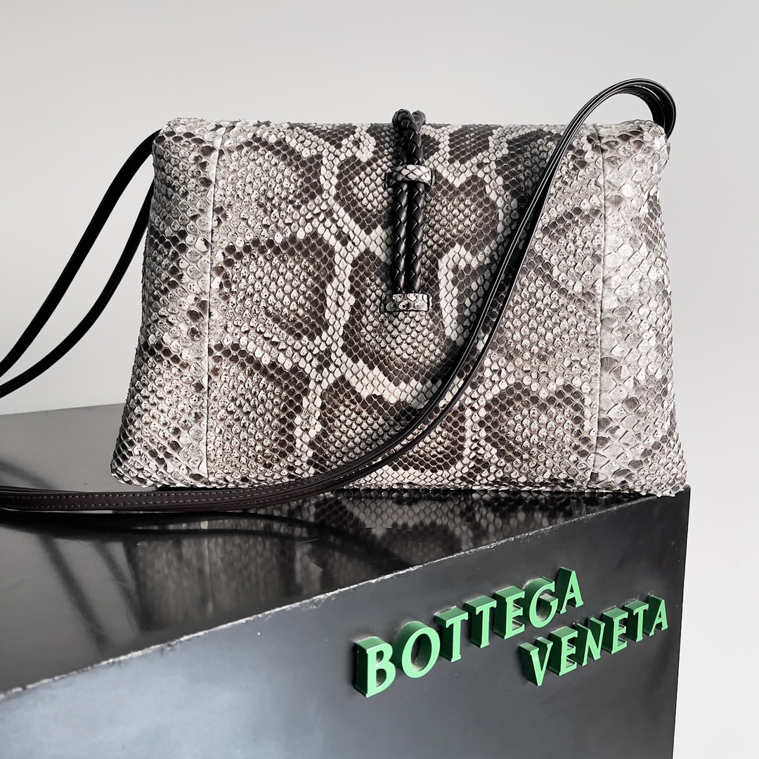 El bolso crossbody para mujer de BOTTEGA VENETA, el Liberta, es una belleza de punto suave y resistente con una piel de pitón salvaje 🐍 Esta es una moda que pertenece exclusivamente a la mujer de éxito que busca la belleza de lo salvaje Cada piel de serpiente es única e irreproducible Una vuelta al pragmatismo, el invierno del 24 se caracteriza por el crossbody de gran capacidad. El diseño sin cremallera hace honor a su nombre, que implica libertad y ausencia de ataduras. La ventaja del "gran compartimento único" es que facilita la búsqueda de objetos en invierno, cuando la ropa pesa, y puede llevarse en la mano o al hombro para adaptarse a todas las ocasiones.Modelo nº: 806034Tamaño: 30*20*8cm