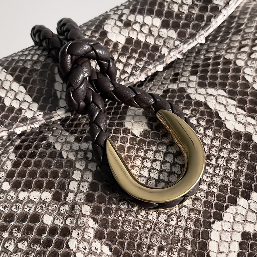 A mala de tiracolo feminina BOTTEGA VENETA, a Liberta, é uma beleza de malha macia e resistente com uma pele de pitão selvagem 🐍 Esta é uma moda que pertence exclusivamente à mulher de sucesso que procura a beleza do selvagem Cada pele de cobra é única e não pode ser reproduzida Um regresso ao pragmatismo, o inverno de '24 é caracterizado pela mala de tiracolo com uma grande capacidade. O design Zipless corresponde ao seu próprio nome implica liberdade e não ser vinculado "grande quarto individual" é o benefício da roupa de inverno na desordem de itens fáceis de encontrar pode ser transportado à mão sobre o ombro para se adaptar às necessidades de uma variedade de ocasiõesModelo：27*16*6cm