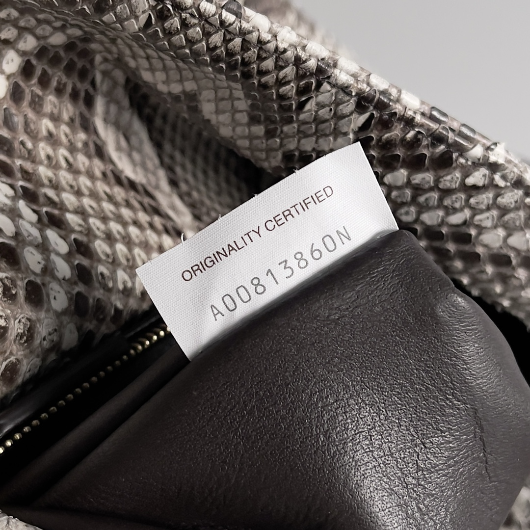 画像[1]-ボッテガ・ヴェネタ（BOTTEGA VENETA）レディース・クロスボディバッグ 「リベルタ」は、優しくもタフなニットの美しさとワイルドなパイソン（ヘビ革）のリッチバージョンです🐍 これは、ヘビ革のワイルドな美しさを求める成功した女性だけに属するファッションです ヘビ革は1つ1つがユニークで、再現することはできません 24年の冬には、大容量のクロスボディが主流だったプラグマティズムの再来 「リベルタ」は、自由で束縛されないことを意味するその名前に対応する、ジッパーなしの広々とした1つのコンパートメント開口部を持っています 「大きな1つのコンパートメント」の利点は、冬服が乱雑になったときに物を見つけやすいことです。単層開口部広々としたジップレスデザインは、独自の名前に対応し、自由を意味し、バインドされていない "大きな一つの部屋 "は、冬服が複雑であることの利点は、様々な機会のニーズを満たすために、アイテムを見つけるのは簡単ハンドキャリーやショルダーバックすることができます モデル：27 * 16 * 6センチメートル-ハイファッション工場