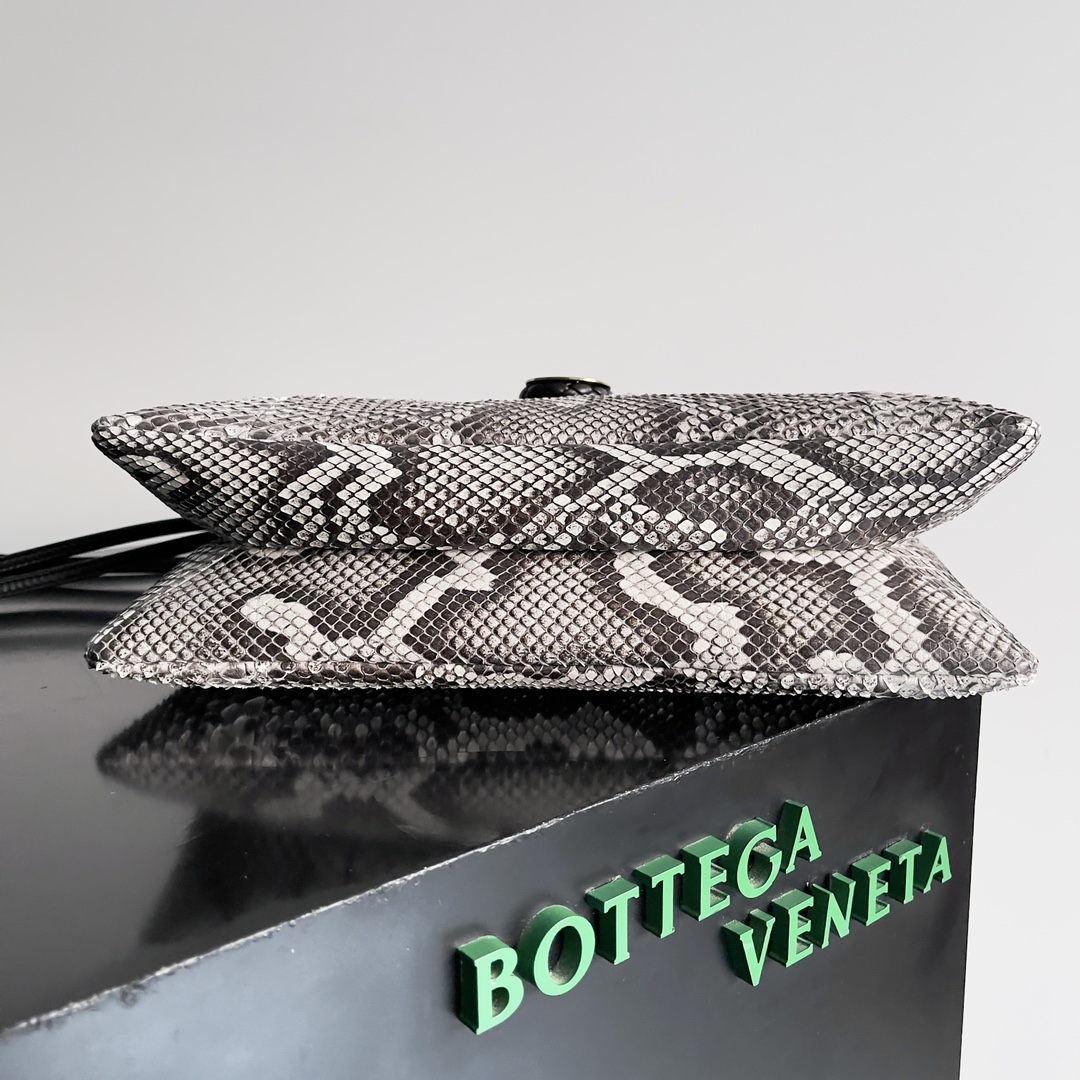 حقيبة كروس بودي نسائية من BOTTEGA VENETA، حقيبة ليبرتا النسائية هي حقيبة كروس بودي ناعمة وقوية محبوكة بجلد الثعبان البري 🐍هذه موضة تخص المرأة الناجحة حصريًا التي تبحث عن جمال البرية كل جلد ثعبان فريد من نوعه ولا يمكن استنساخه عودة إلى البراغماتية، يتميز شتاء 24 بحقيبة كروس بودي ذات سعة كبيرة. يتوافق تصميمها بدون سحاب مع اسمها الذي يوحي بالحرية والتحرر من القيود، وميزة "الحقيبة الكبيرة ذات الحجرة الواحدة" هي سهولة العثور على الأغراض في الشتاء عندما تكون الملابس ثقيلة ويمكن حملها في اليد أو على الكتف لتناسب جميع المناسبات.رقم الموديل: 806034الحجم: 30*20*8 سم