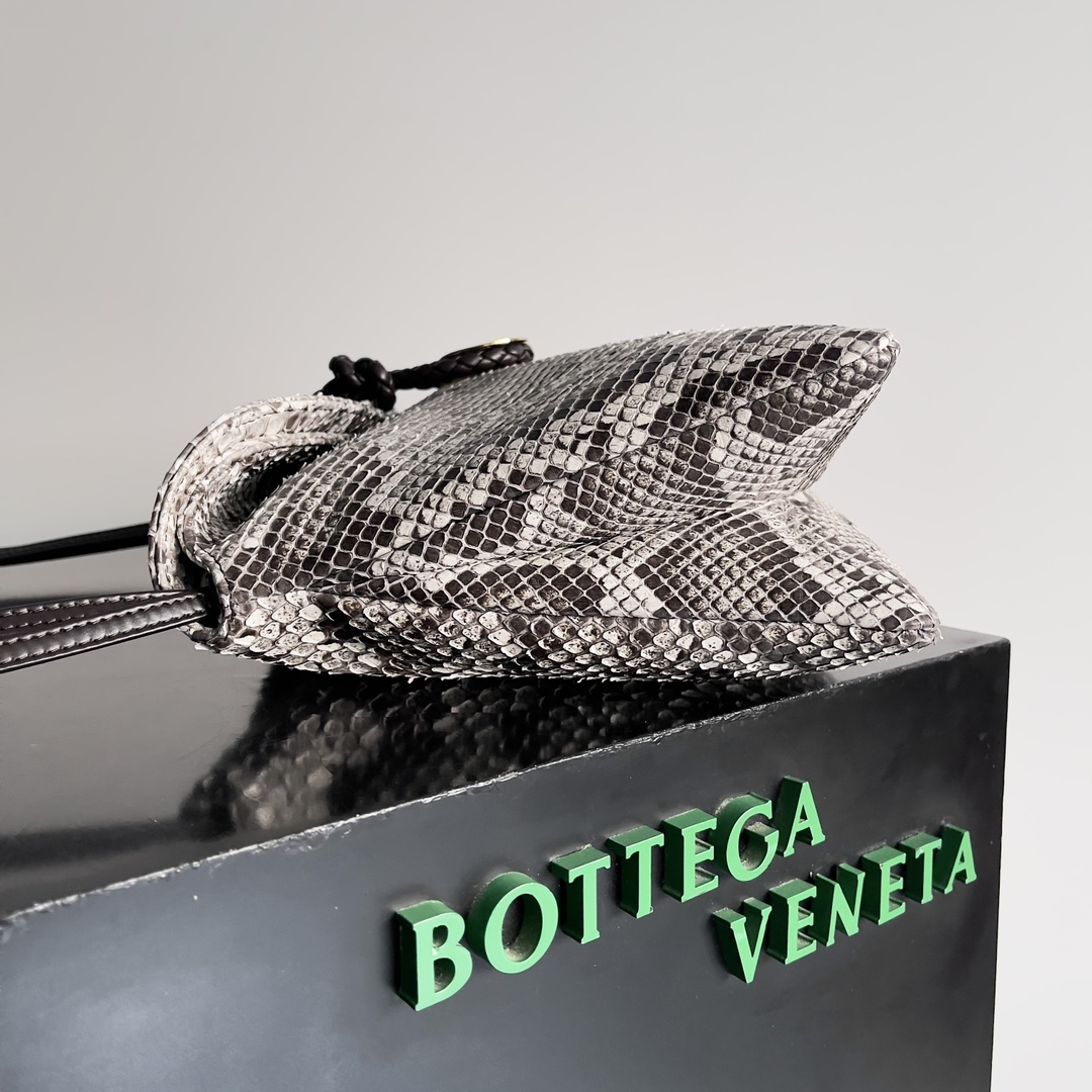 A mala de tiracolo feminina BOTTEGA VENETA, a Liberta, é uma beleza de malha macia e resistente com uma pele de pitão selvagem 🐍 Esta é uma moda que pertence exclusivamente à mulher de sucesso que procura a beleza do selvagem Cada pele de cobra é única e não pode ser reproduzida Um regresso ao pragmatismo, o inverno de '24 é caracterizado pela mala de tiracolo com uma grande capacidade. O design Zipless corresponde ao seu próprio nome implica liberdade e não ser vinculado "grande quarto individual" é o benefício da roupa de inverno na desordem de itens fáceis de encontrar pode ser transportado à mão sobre o ombro para se adaptar às necessidades de uma variedade de ocasiõesModelo：27*16*6cm