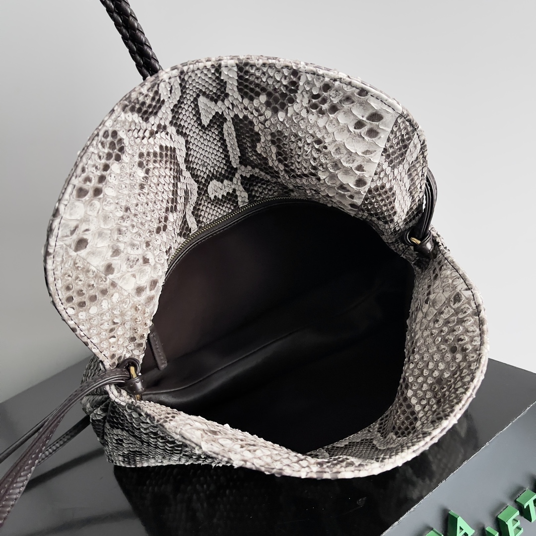 A mala de tiracolo feminina BOTTEGA VENETA, a Liberta, é uma beleza de malha macia e resistente com uma pele de pitão selvagem 🐍 Esta é uma moda que pertence exclusivamente à mulher de sucesso que procura a beleza do selvagem Cada pele de cobra é única e não pode ser reproduzida Um regresso ao pragmatismo, o inverno de '24 é caracterizado pela mala de tiracolo com uma grande capacidade. O design Zipless corresponde ao seu próprio nome implica liberdade e não ser vinculado "grande quarto individual" é o benefício da roupa de inverno na desordem de itens fáceis de encontrar pode ser transportado à mão sobre o ombro para se adaptar às necessidades de uma variedade de ocasiõesModelo：27*16*6cm