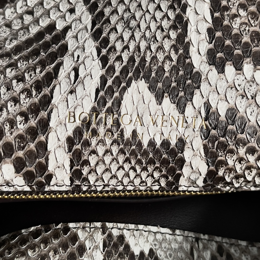 El bolso crossbody para mujer de BOTTEGA VENETA, el Liberta, es una belleza de punto suave y resistente con una piel de pitón salvaje 🐍 Esta es una moda que pertenece exclusivamente a la mujer de éxito que busca la belleza de lo salvaje Cada piel de serpiente es única e irreproducible Una vuelta al pragmatismo, el invierno del 24 se caracteriza por el crossbody de gran capacidad. El diseño sin cremallera hace honor a su nombre, que implica libertad y ausencia de ataduras. La ventaja del "gran compartimento único" es que facilita la búsqueda de objetos en invierno, cuando la ropa pesa, y puede llevarse en la mano o al hombro para adaptarse a todas las ocasiones.Modelo nº: 806034Tamaño: 30*20*8cm