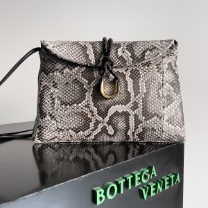 BOTTEGA VENETA Women's Crossbody Bag Le Liberta est une maille à la fois douce et résistante avec une peau de python sauvage 🐍 C'est une mode qui appartient exclusivement à la femme qui réussit et qui cherche à être sauvagement belle Chaque peau de serpent est unique et non répétable Retour au pragmatisme, l'hiver 24 a été caractérisé par le crossbody avec une grande capacité Le Liberta a un seul compartiment avec une large ouverture et est conçu pour correspondre à son nom. Le design Zipless correspond à son propre nom implique la liberté et ne pas être lié "grande pièce unique" est l'avantage des vêtements d'hiver est compliqué quand il est facile de trouver les articles peuvent être portés à la main ou à l'épaule pour s'adapter aux besoins d'une variété d'occasions Numéro de modèle : 806034 Taille : 30 * 20 * 8cm-Sacs à main de haute qualité