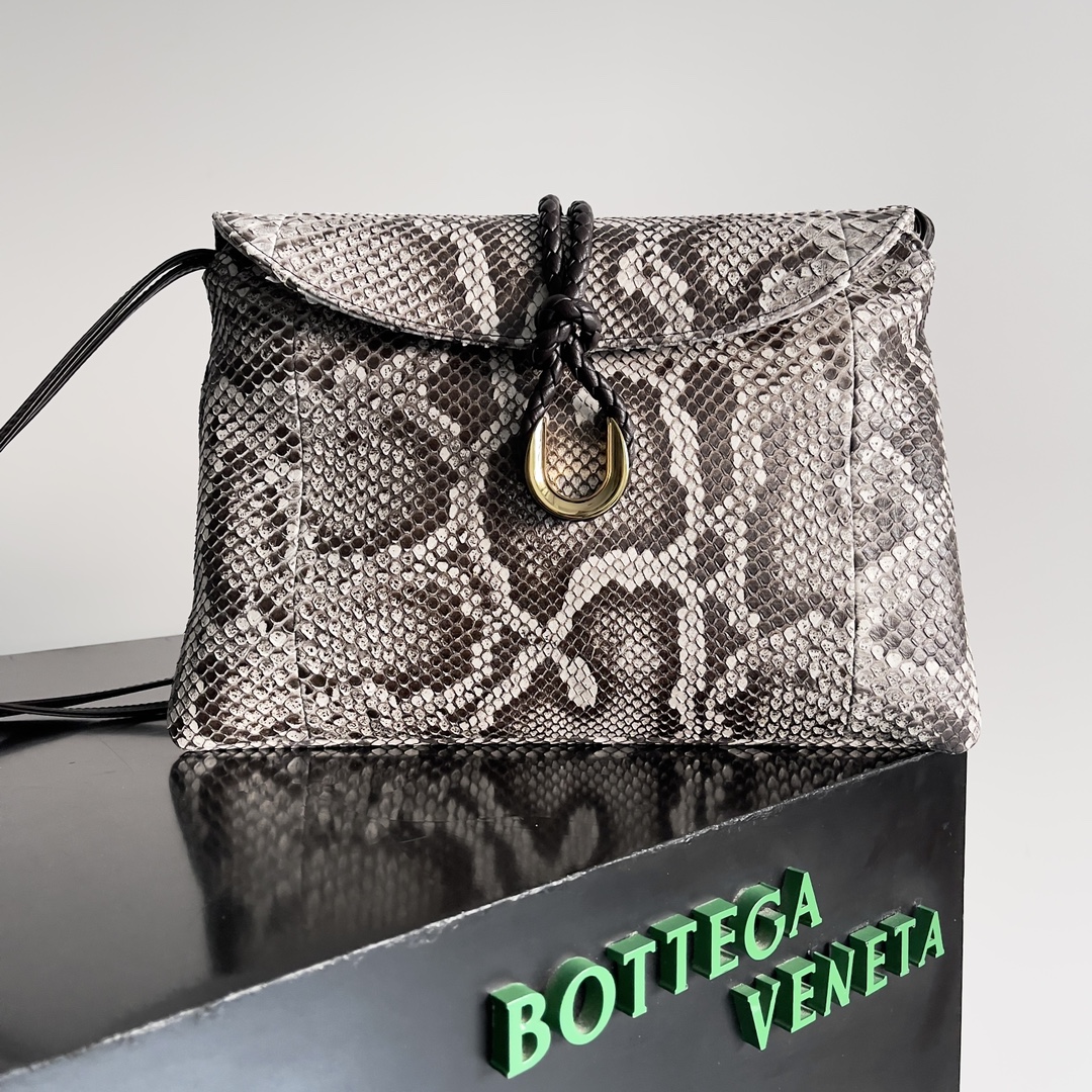 A mala de tiracolo feminina BOTTEGA VENETA, a Liberta, é uma beleza de malha macia e resistente com uma pele de pitão selvagem 🐍 Esta é uma moda que pertence exclusivamente à mulher de sucesso que procura a beleza do selvagem Cada pele de cobra é única e não pode ser reproduzida Um regresso ao pragmatismo, o inverno de '24 é caracterizado pela mala de tiracolo com uma grande capacidade. O design Zipless corresponde ao seu próprio nome implica liberdade e não ser vinculado "grande quarto individual" é o benefício da roupa de inverno na desordem de itens fáceis de encontrar pode ser transportado à mão sobre o ombro para se adaptar às necessidades de uma variedade de ocasiõesModelo：27*16*6cm