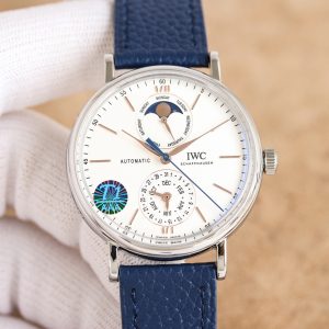 P3800
GR新品匠心打造！
IWC柏涛菲诺系列IW359001腕表是品牌推出的第一款配备全新自主研发全历模块的作品！
而其他款式不同此次表盘采用“上下双眼”布局12点字位显示星期与月相6点以为显示日历与月份！除了全新的功能布局这款全历表的其余部分依然毫无保留的传承柏涛菲诺系列所有的经典元素！
表壳采用316L精钢表壳打磨抛光非常圆润！玻璃采用双面防反光弧面透明蓝宝石玻璃表镜！机芯采用全新进口9015机芯还原一体机复杂功能32150所有功能与原版同步一致！意大利小牛皮搭配地球折叠扣！适合各种商务场合简敛精致不失优雅！欢迎各路表友品鉴！-高仿包包