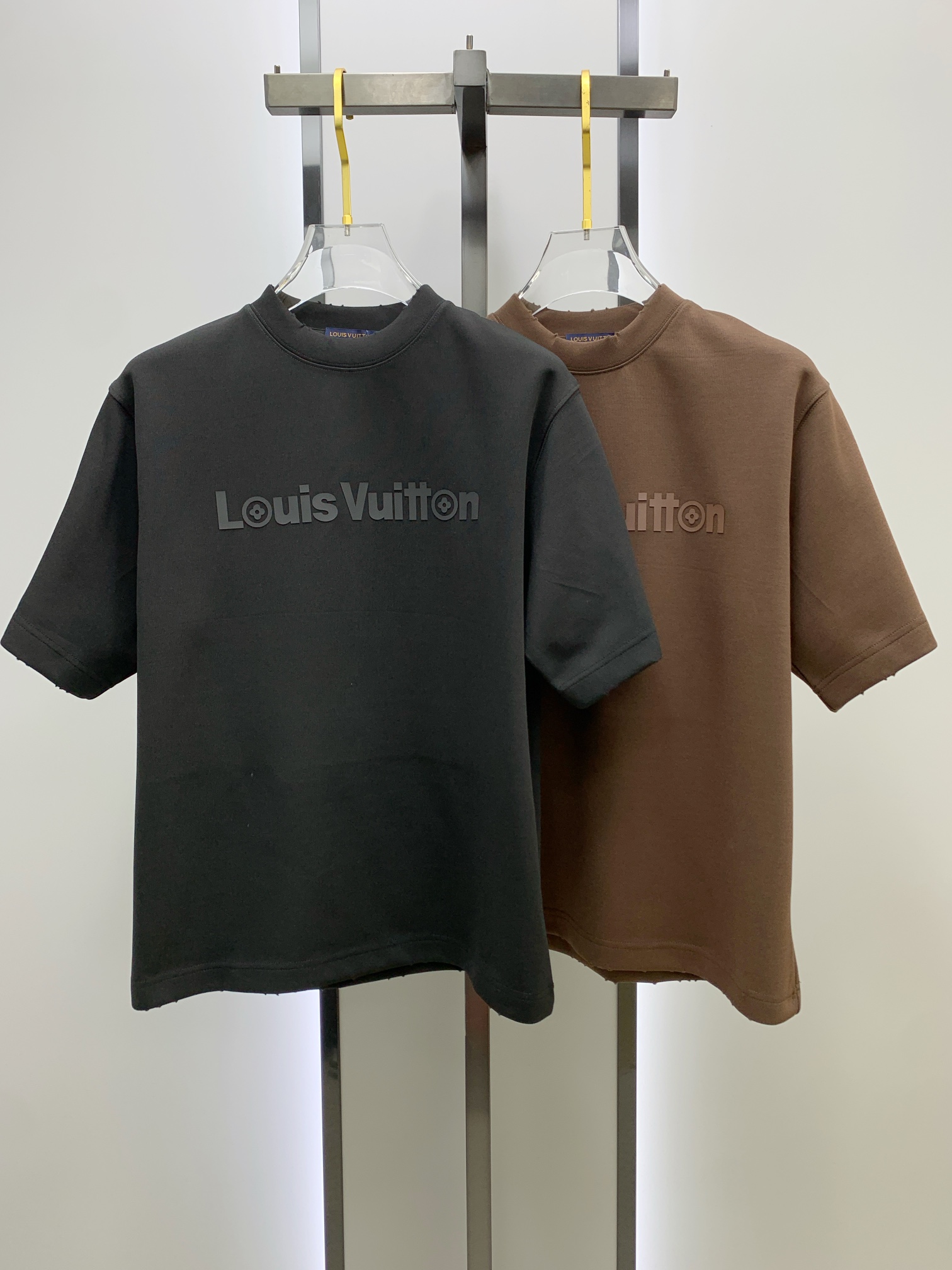 P520💰LV2024 Automne et hiver épaississement hommes décontracté bas T-shirt à manches courtes !  Encolure ourlet sentir super doux et délicat porter la peau conviviale et confortable Boutique haut de gamme usine fine exécution sur les très bons articles incontournables des hommes Trois taille complète : M-2XL taille maximale peut porter environ 200 livres !