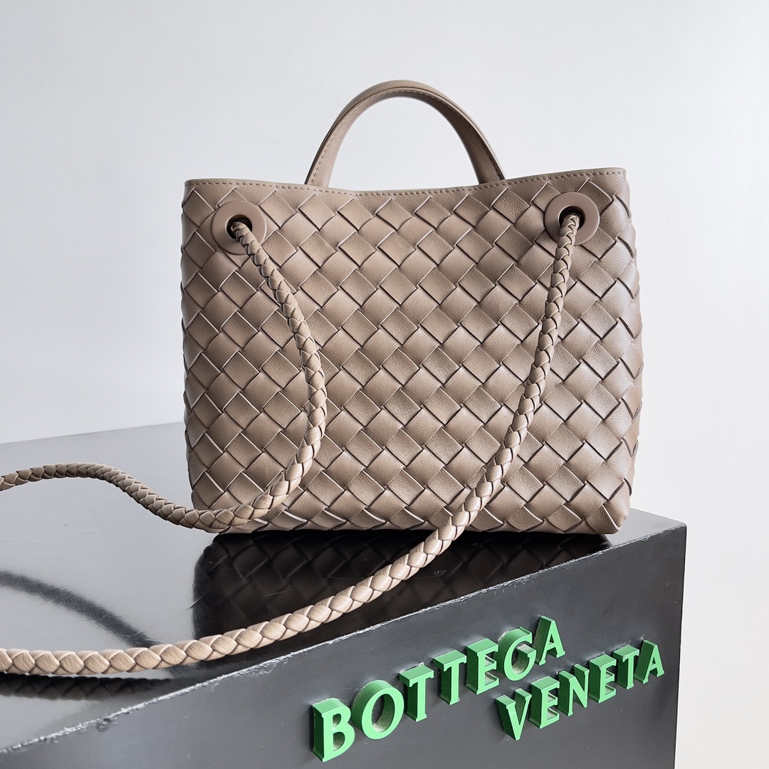 BV's 2023 Andiamo la realmente fogo real Bottega Veneta lançou esta temporada Andiamo bolsas de tecido são realmente quentes em todo o mundo! As estrelas nacionais e estrangeiras têm andado no corpo A atriz vencedora de um Óscar, Michelle Yeoh, levou-a para a rua Song Jia, Cui Yala, Yu Feihong, Sanji Caihua, Rosie Hunting-Whiteley, Yoshioka Rifan, etc., escolheram esta bolsa clássica versátil e com um temperamento muito vistoso e a capacidade da bolsa é também muito grande, as deslocações diárias são muito convenientes! Uma variedade de alças para as costas pode ser ajustada, a pele de borrego original tem um toque suave e delicado, estilo unissexo, para quebrar as fronteiras de género e proporcionar uma utilização mais prática e duradoura da experiência!O estilo elegante e casual da Andiamo é a interpretação perfeita da aparência do "estilo antigo da moda"!  Modelo n.º: 743572  Tamanho: 32*24*12