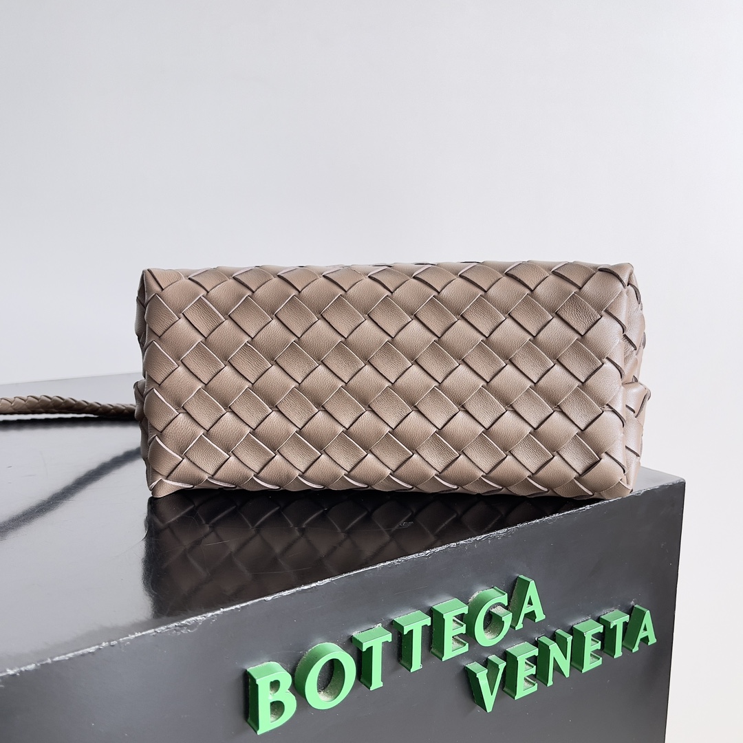 BV's 2023 Andiamo la realmente fogo real Bottega Veneta lançou esta temporada Andiamo bolsas de tecido são realmente quentes em todo o mundo! As estrelas nacionais e estrangeiras têm andado no corpo A atriz vencedora de um Óscar, Michelle Yeoh, levou-a para a rua Song Jia, Cui Yala, Yu Feihong, Sanji Caihua, Rosie Hunting-Whiteley, Yoshioka Rifan, etc., escolheram esta bolsa clássica versátil e com um temperamento muito vistoso e a capacidade da bolsa é também muito grande, as deslocações diárias são muito convenientes! Uma variedade de alças para as costas pode ser ajustada, a pele de borrego original tem um toque suave e delicado, estilo unissexo, para quebrar as fronteiras de género e proporcionar uma utilização mais prática e duradoura da experiência!O estilo elegante e casual da Andiamo é a interpretação perfeita da aparência do "estilo antigo da moda"!  Modelo n.º: 743572  Tamanho: 32*24*12