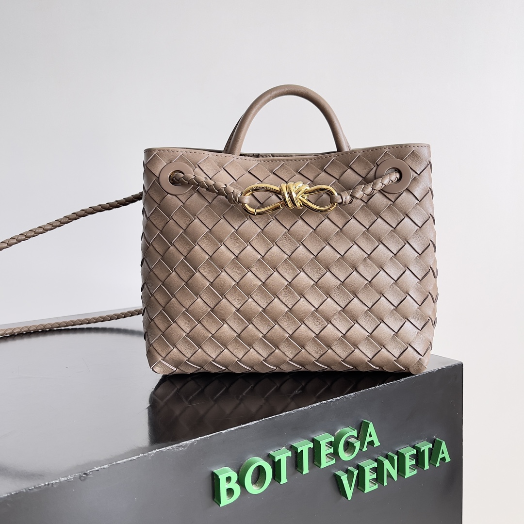 BV的2023Andiamo啦真的实火Bottega Veneta 本季推出的Andiamo编织手袋真的是火遍全球！！海内外明星纷纷上身奥斯卡影后杨紫琼都带它出街宋佳、崔雅拉、俞飞鸿、三吉彩花、Rosie Hunting-Whiteley 、吉冈里帆等等都pick过这款的包包经典百搭很显气质而且包包容量也很大日常通勤非常方便！！多种背法肩带可自己调节原厂小羊皮手感柔软细腻中性风格的打造打破性别界限带来更实用、更持久的使用体验
兼具优雅与休闲风格的Andiamo完美诠释“时尚老钱风”
的本貌
款号：743568
尺寸：25*22*10.5cm-高仿包包