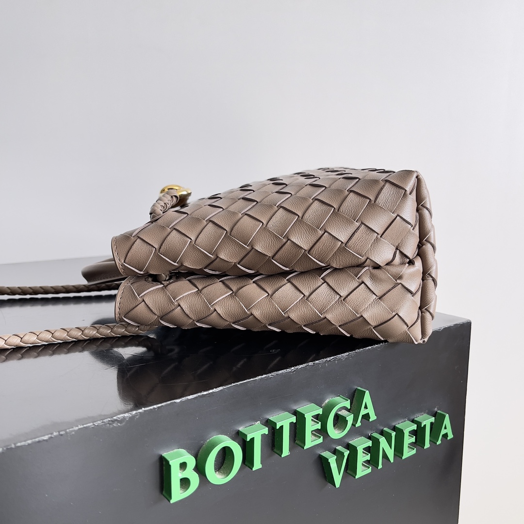 BV's 2023 Andiamo la really real fire Bottega Veneta a lancé cette saison des sacs à main tissés Andiamo qui font fureur dans le monde entier ! Les stars du pays et de l'étranger ont été sur le corps L'actrice oscarisée Michelle Yeoh l'a pris dans la rue Song Jia, Cui Yala, Yu Feihong, Sanji Caihua, Rosie Hunting-Whiteley, Yoshioka Rifan, et ainsi de suite ont tous choisi ce sac classique polyvalent et très tempérament de spectacle et la capacité du sac est également très grande les déplacements quotidiens sont très commodes ! Une variété de bandoulière arrière peut être ajustée par vous-même sensation originale de peau d'agneau douce et délicate style unisexe pour briser les frontières entre les sexes pour apporter plus pratique, plus durable utilisation de l'expérience à la fois élégant et décontracté style Andiamo interprétation parfaite de la "mode vieux style d'argent" de l'apparence de la No. de modèle : 743572 Taille : 32 * 24 * 12-haut imitation de l'usine !