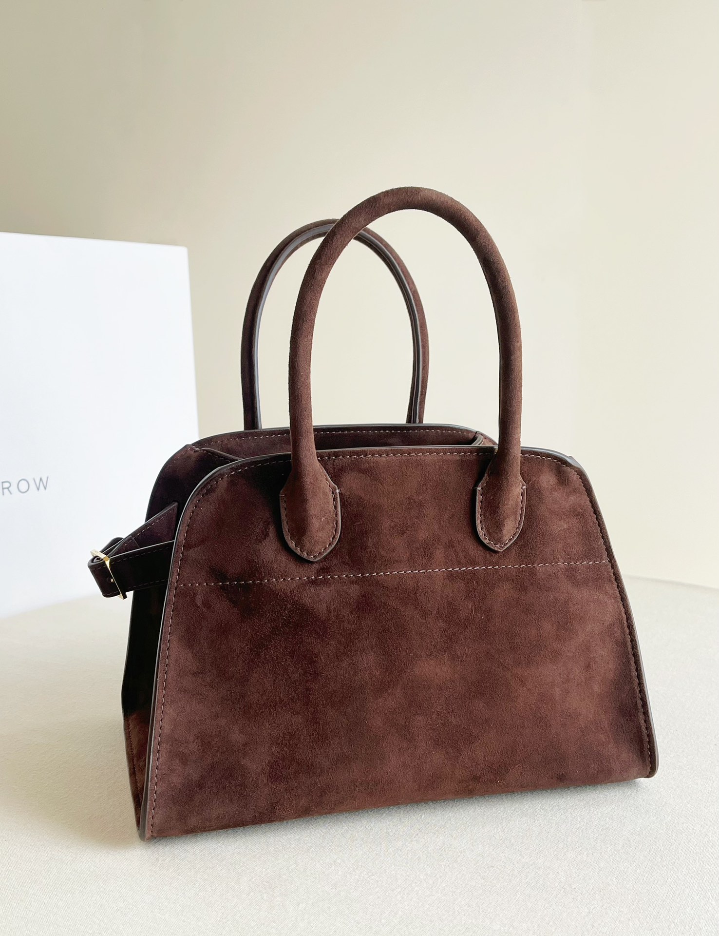 Margaux's M10 suede brown has once again become the darling of the fashion world will be the warmth and depth of the Meridian color to show the best of this M10 its exquisite design is amazing suede material to bring a sense of fluffy covering the entire bag surface rather than just a small area of sporadic with the gold all-steel hardware to show a kind of high-level and minimalist style every detail can be described as a work of art combination of buckle and suede It is even more loveable 👭 Sisters ~ fall 🍂 - high replica bags