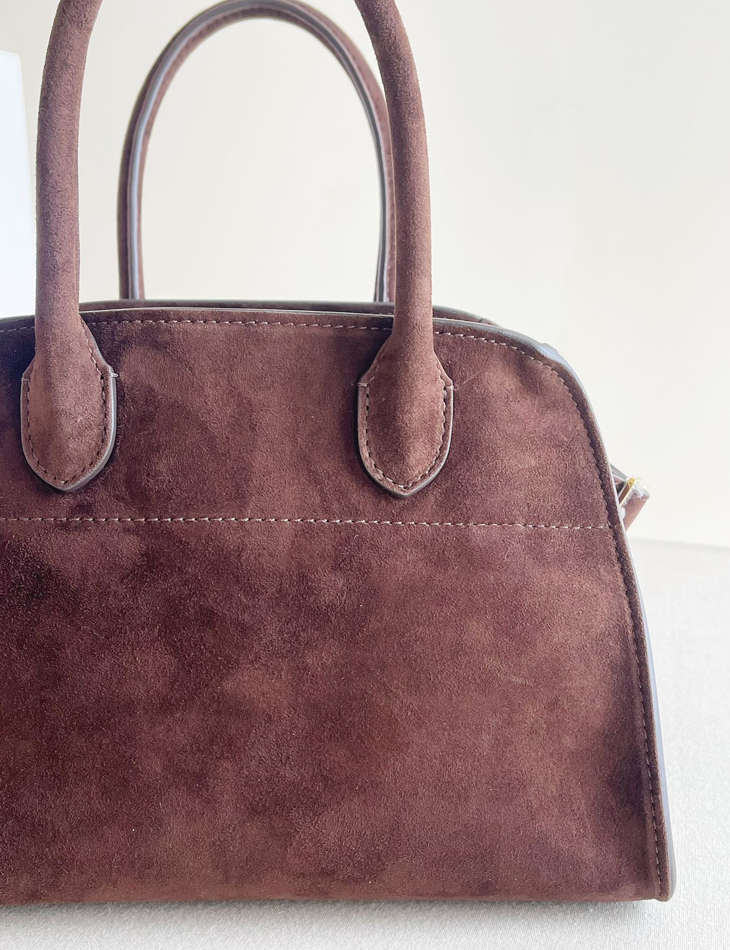 Picture [5]- Margaux's M10 suede brown has once again become the darling of the fashion world will be the warmth and depth of the Meridian color to show the best of this M10 its exquisite design is amazing suede material to bring a sense of fluffy covering the entire bag surface rather than just a small area of sporadic with gold all-steel hardware to show a kind of high-level and minimalist style every detail can be described as a work of art buttons The combination of suede is even more love 👭 Sisters ~ fall 🍂 - high replica handbags