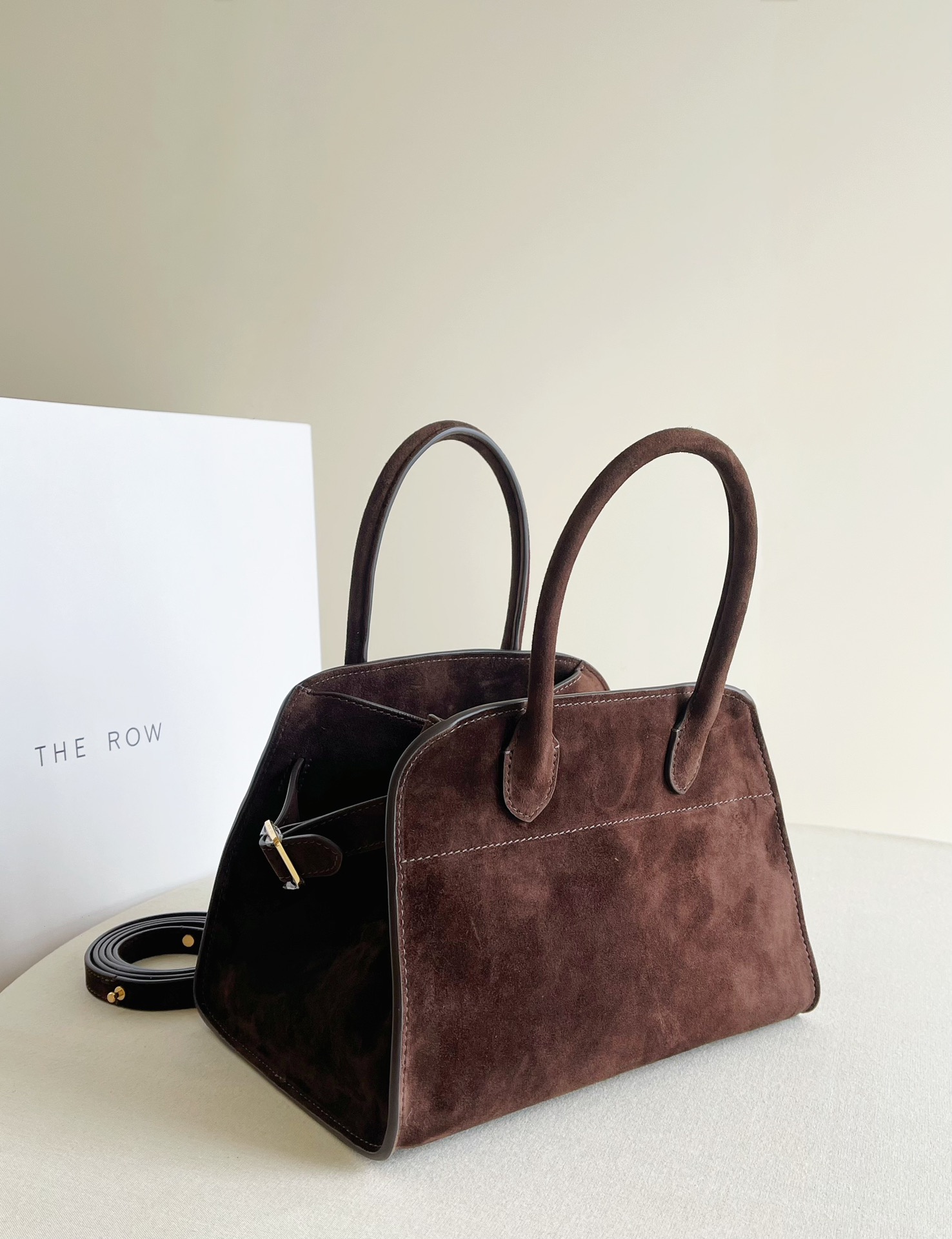 Picture [3]- Margaux's M10 suede brown has once again become the darling of the fashion world will be the warmth and depth of the Meridian color to show the best of this M10 its exquisite design is amazing suede material to bring a sense of fluffy covering the entire bag surface rather than just a sporadic small area with the gold all-steel hardware to show a kind of high-level and minimalist style every detail can be described as a work of art button! The combination of suede is even more love 👭 Sisters ~ fall 🍂 - high replica handbags