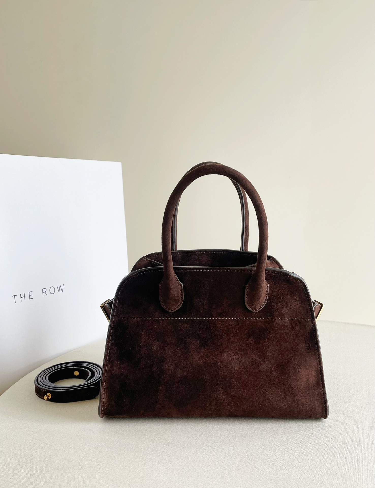 Picture [2]- Margaux's M10 suede brown has once again become the darling of the fashion world will be the warmth and depth of the Merad color to show the most this M10 its exquisite design is amazing suede material to bring the feeling of fluffy covering the entire bag surface rather than just a small area with the gold all-steel hardware to show a high-level and simple style every detail is a work of art buckle The combination of suede is even more love 👭 Sisters ~ fall 🍂 - high replica handbags