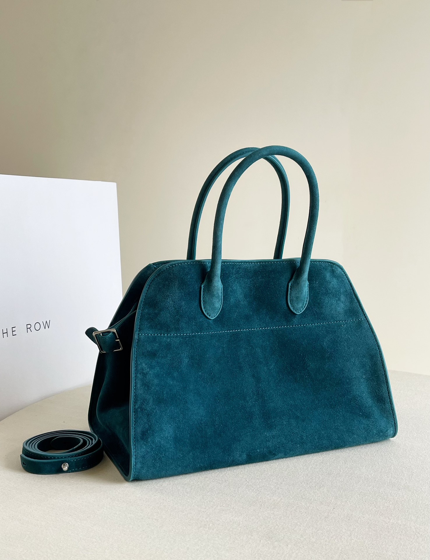 margaroux12 daim bleu paonUn style simple + une couleur vintage unique s'accordent parfaitement avec une tenue professionnelle sombre ou entièrement noire ! La structure générale du sac est nette et simple, et il est presque impossible de trouver le logo sur les accessoires. Le style de conception du sac est donc très élégant ! Si vous êtes à la recherche d'un sac de grande capacité, discret et de bonne texture, ne cherchez plus !