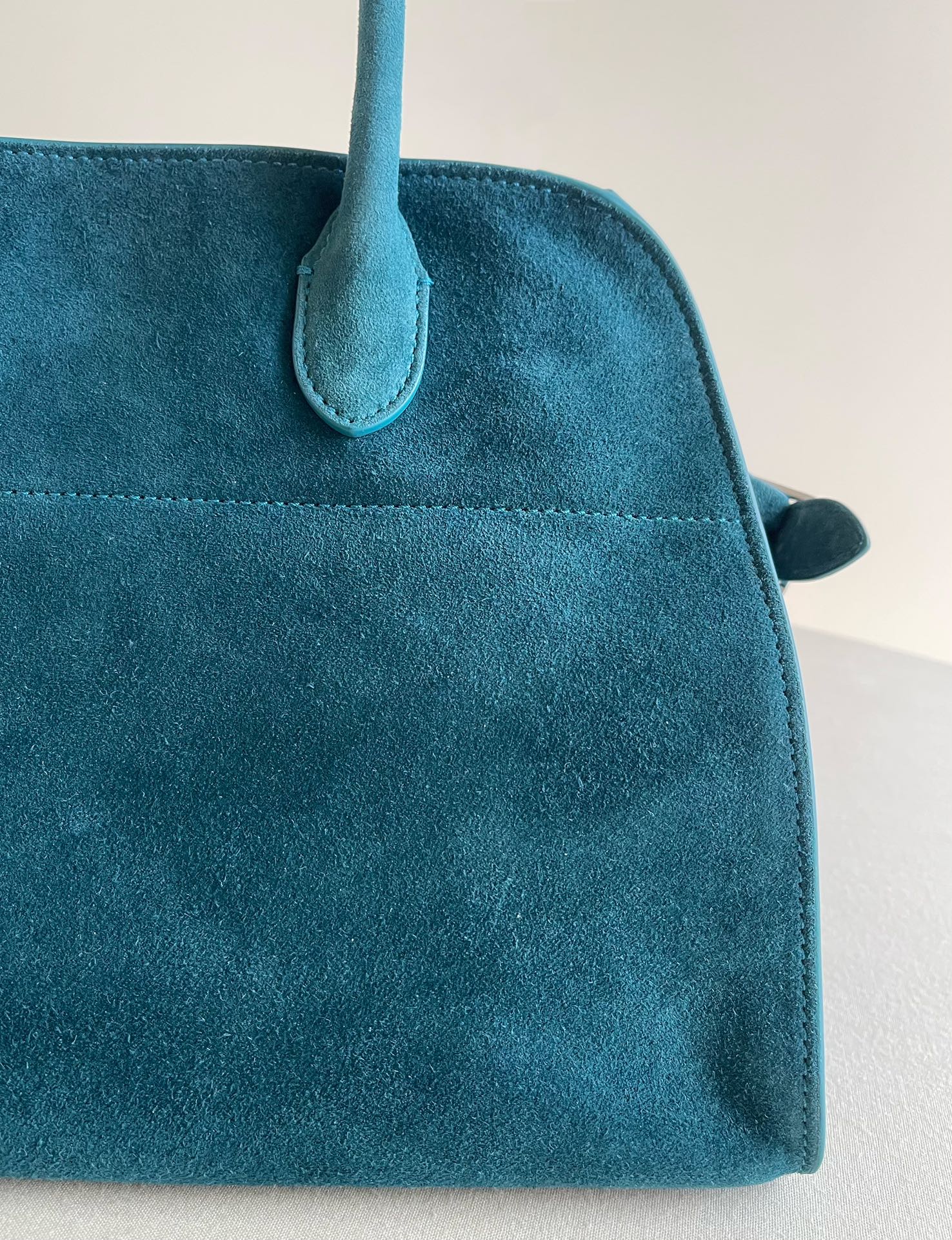 margaroux12 daim bleu paonUn style simple + une couleur vintage unique s'accordent parfaitement avec une tenue professionnelle sombre ou entièrement noire ! La structure générale du sac est nette et simple, et il est presque impossible de trouver le logo sur les accessoires. Le style de conception du sac est donc très élégant ! Si vous êtes à la recherche d'un sac de grande capacité, discret et de bonne texture, ne cherchez plus !