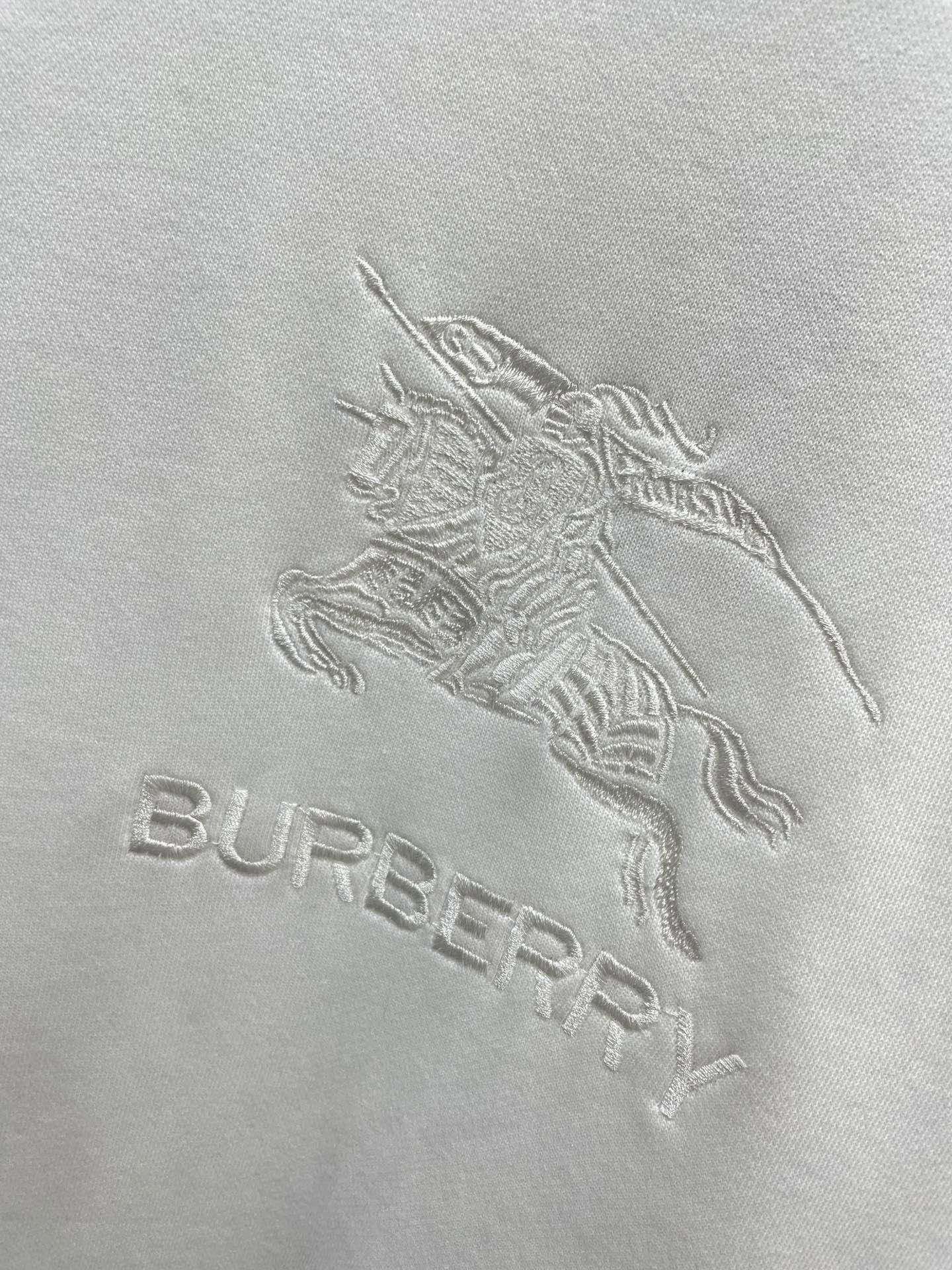 P520 Burberry Burberry Goods stable sales period long BUR ace pointy goods exclusive logo war horse knight letters high-density embroidery 400g terry cotton round neck sweater shirt 2024 early fall series bright decorative brand war horse embroidery men and women with the same loose sweater shirt high-end versatile atmosphere! Or details of the degree of restoration and craftsmanship not afraid of any challenge just to give you a wonderful product! 400g terry cotton round neck sweater presents a classic version of the decorative brand war horse rider logo embroidery embellishment Bur exclusive logo design overall loose configuration more youthful athletic style highlights the modern urban sense of fashion on the upper body atmospheric colorful effect is excellent with is more effortless whether it is casual sports or high street travel can be easily managed! High street travel can be easily managed! High grams of pure cotton high count fabric overall feel extremely comfortable skin effect is also excellent and normal version is also perfect to wear the effect perfectly in line with a variety of wear occasions required extremely extraordinary grade and charm is extremely outstanding eye-catching more able to highlight the brand specifications and your pursuit of fashion! As a fan of bbr should be not to be missed style have been warehoused everyone grab your own! Color: black/white Size: S-XLS code: shoulder width 46cm-chest 106cm-clothes length 66cm-sleeve length 67cmM code: shoulder width 47cm-chest 110cm-clothes length 69cm-sleeve length 65cmmL code: shoulder width 49cm-chest 114cm-clothes length 70cm-sleeve length 69cmXL code: shoulder width 50cm-chest 118cm-clothes length 72cm-sleeve length 70cmSize: shoulder width 50cm-chest 118cm-clothes length 72cm-sleeve length 70cmSize: shoulder width 50cm-chest 118cm-clothes length 72cm-sleeve length 70cm 72cm-sleeve length 70cm size recommendation (slightly wide version): height 171-135 pounds try on S code suitable! Boys weighing 135 pounds or less choose S code 140-150 pounds choose M code 155-165 pounds choose L code 170 pounds or more choose XL code! Girls all choose S code can be! High-fashion factory