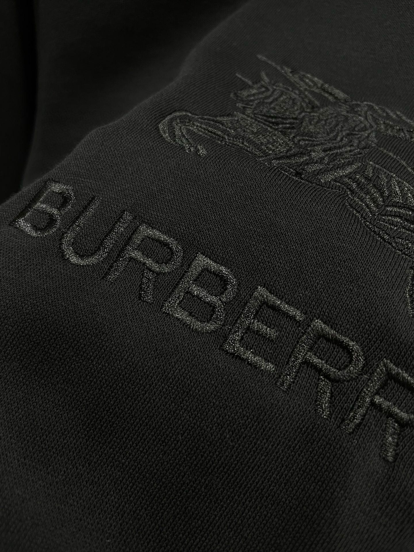 P520 Burberry Burberry Goods stable sales period long BUR ace pointy goods exclusive logo war horse knight letters high-density embroidery 400g terry cotton round neck sweater shirt 2024 early fall series bright decorative brand war horse embroidery men and women with the same loose sweater shirt high-end versatile atmosphere! Or details of the degree of restoration and craftsmanship not afraid of any challenge just to give you a wonderful product! 400g terry cotton round neck sweater presents a classic version of the decorative brand war horse rider logo embroidery embellishment Bur exclusive logo design overall loose configuration more youthful athletic style highlights the modern urban sense of fashion on the upper body atmospheric colorful effect is excellent with is more effortless whether it is casual sports or high street travel can be easily managed! High street travel can be easily managed! High grams of pure cotton high count fabric overall feel extremely comfortable skin effect is also excellent and normal version is also perfect to wear the effect perfectly in line with a variety of wear occasions required extremely extraordinary grade and charm is extremely outstanding eye-catching more able to highlight the brand specifications and your pursuit of fashion! As a fan of bbr should be not to be missed style have been warehoused everyone grab your own! Color: black/white Size: S-XLS code: shoulder width 46cm-chest 106cm-clothes length 66cm-sleeve length 67cmM code: shoulder width 47cm-chest 110cm-clothes length 69cm-sleeve length 65cmmL code: shoulder width 49cm-chest 114cm-clothes length 70cm-sleeve length 69cmXL code: shoulder width 50cm-chest 118cm-clothes length 72cm-sleeve length 70cmSize: shoulder width 50cm-chest 118cm-clothes length 72cm-sleeve length 70cmSize: shoulder width 50cm-chest 118cm-clothes length 72cm-sleeve length 70cm 72cm-sleeve length 70cm size recommendation (slightly wide version): height 171-135 pounds try on S code suitable! Boys weighing 135 pounds or less choose S code 140-150 pounds choose M code 155-165 pounds choose L code 170 pounds or more choose XL code! Girls all choose S code can be! High-fashion factory