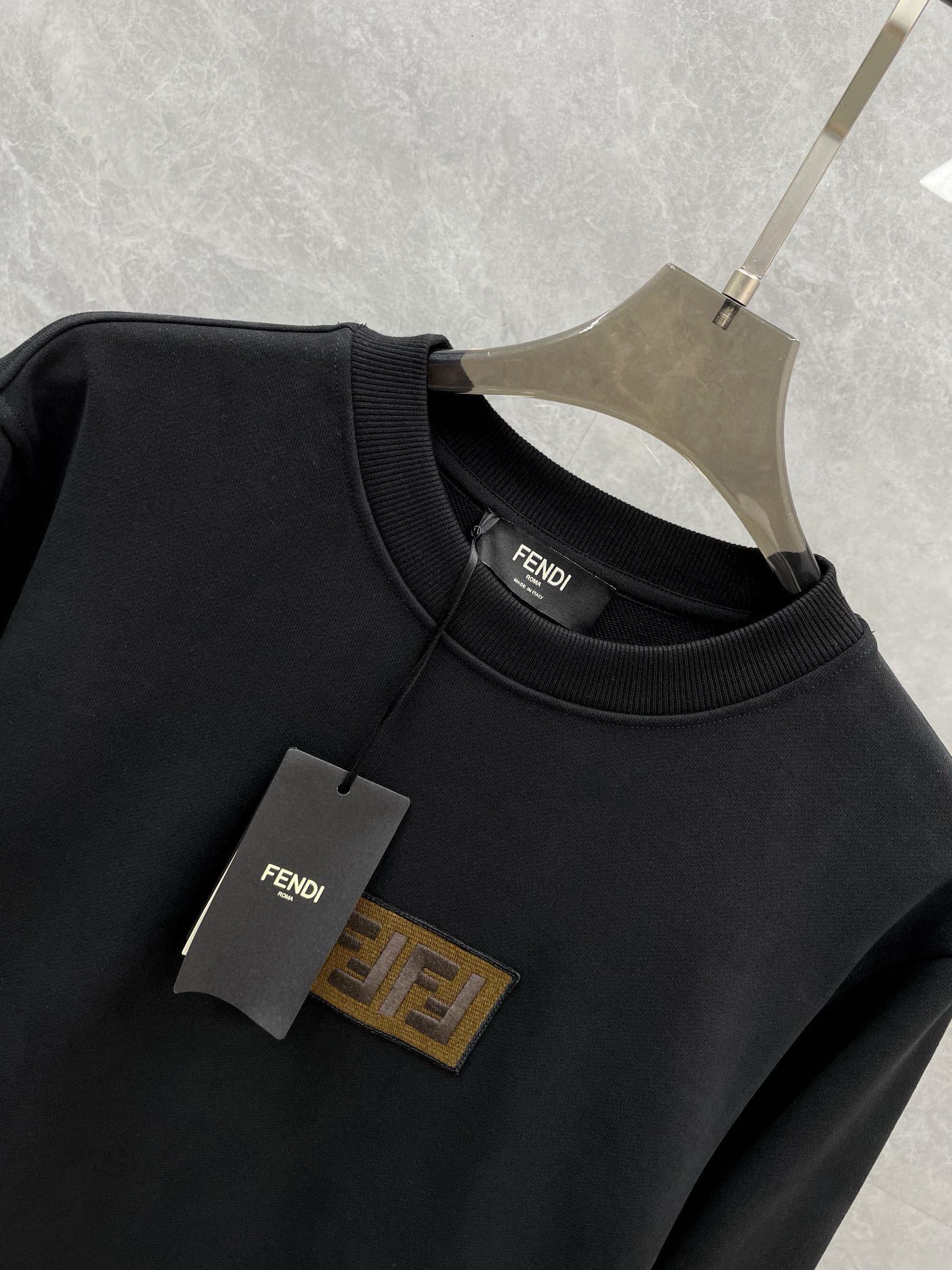 P520 FENDI Fendi Goods stable période de vente longue Taiwan Yi que la société de commerce commandes F Dior poitrine double F série automne et hiver libération limitée matériel de coton éponge hommes et femmes avec le même col rond sweater shirt italien OEM commandes directement à Hong Kong et Taïwan acheteurs boutique pure commande tempérament de pointe pull conduire à personne FD fans ne peuvent résister à la série double F de produit unique top VIP fans doivent être dans le produit de poids lourd d'un absolument classique et absolument élégante ! Le maillot il et la famille GU double G et 1V vieille fleur et connu comme les trois principaux éléments de luxe logo que ce soit dans la reconnaissance ou dans le sens des spécifications et de la conception sont beaucoup plus que le reste de la série de la famille, personne hipster n'aime pas ce style de conception ! Ce genre de chose sera avec le passage du temps et de plus en plus classique et précieux dans la rotation continue de la mode pour montrer la force permanente de sorte que tout le monde dans l'épanouissement du temps inoubliable sur le corps du sentiment est de faire les gens tombent instantanément en amour ! Le sommet des produits de luxe haut de gamme que nous saisissons s'il vous plaît après tout, cet ensemble de marchandises cruelles toujours venir et partir à la hâte ! Couleur : noir blanc Taille : S-XLS code : largeur d'épaule 46 buste 106 longueur 71 longueur de manche 64 M code : largeur d'épaule 47 buste 110 longueur 72 longueur de manche 65 L code : largeur d'épaule 48 buste 114 longueur 73 longueur de manche 66 XL code : largeur d'épaule 49 buste 118 longueur 74 longueur de manche 67