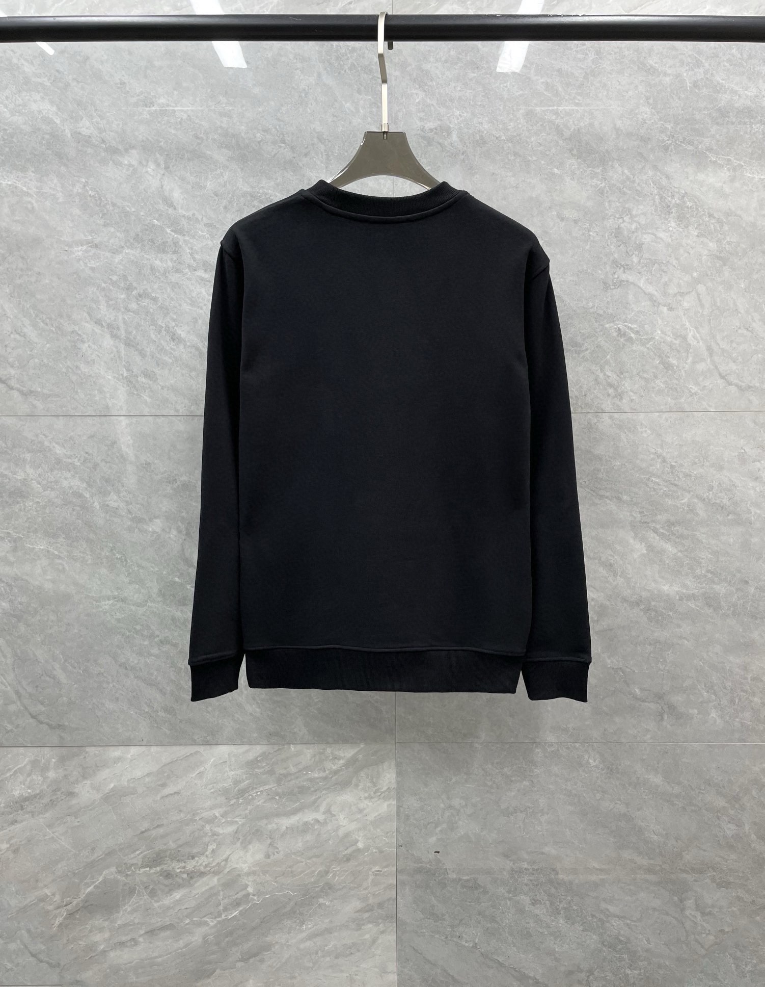 P520 FENDI Fendi Goods stable période de vente longue Taiwan Yi que la société de commerce commandes F Dior poitrine double F série automne et hiver libération limitée matériel de coton éponge hommes et femmes avec le même col rond sweater shirt italien OEM commandes directement à Hong Kong et Taïwan acheteurs boutique pure commande tempérament de pointe pull conduire à personne FD fans ne peuvent résister à la série double F de produit unique top VIP fans doivent être dans le produit de poids lourd d'un absolument classique et absolument élégante ! Le maillot il et la famille GU double G et 1V vieille fleur et connu comme les trois principaux éléments de luxe logo que ce soit dans la reconnaissance ou dans le sens des spécifications et de la conception sont beaucoup plus que le reste de la série de la famille, personne hipster n'aime pas ce style de conception ! Ce genre de chose sera avec le passage du temps et de plus en plus classique et précieux dans la rotation continue de la mode pour montrer la force permanente de sorte que tout le monde dans l'épanouissement du temps inoubliable sur le corps du sentiment est de faire les gens tombent instantanément en amour ! Le sommet des produits de luxe haut de gamme que nous saisissons s'il vous plaît après tout, cet ensemble de marchandises cruelles toujours venir et partir à la hâte ! Couleur : noir blanc Taille : S-XLS code : largeur d'épaule 46 buste 106 longueur 71 longueur de manche 64 M code : largeur d'épaule 47 buste 110 longueur 72 longueur de manche 65 L code : largeur d'épaule 48 buste 114 longueur 73 longueur de manche 66 XL code : largeur d'épaule 49 buste 118 longueur 74 longueur de manche 67